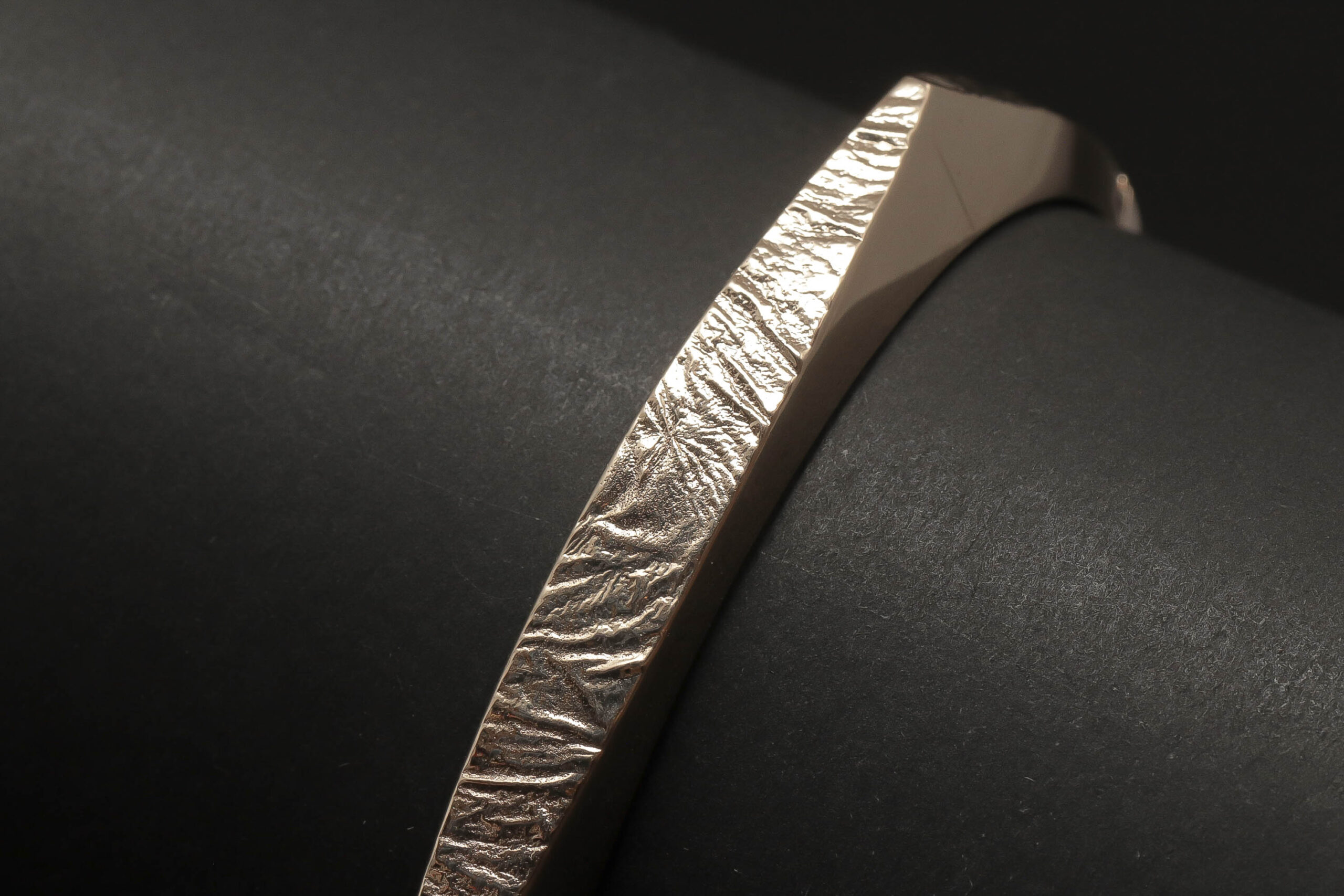 Armring med matteret overflade i 14 karat guld