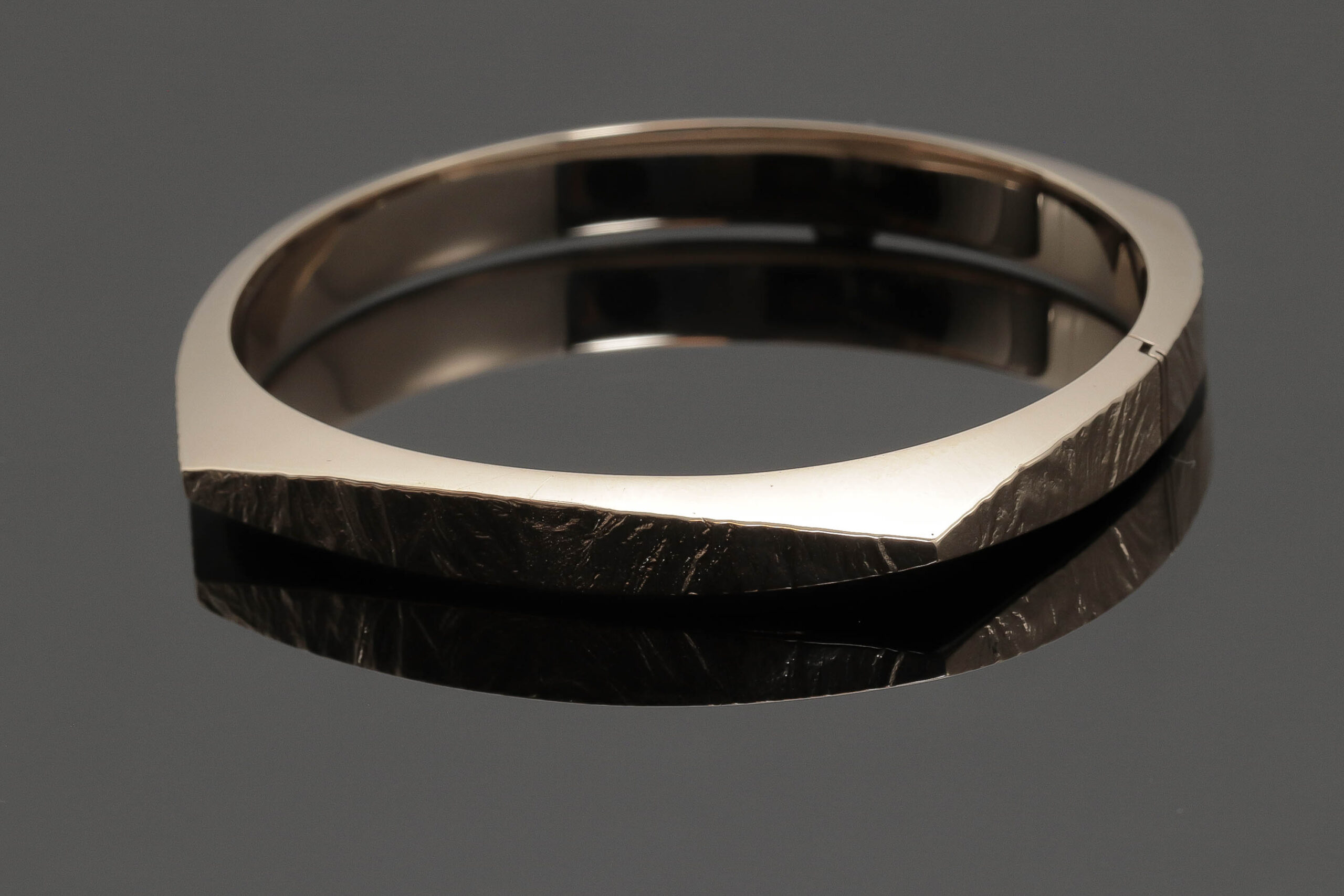 Armring med matteret overflade i 14 karat guld