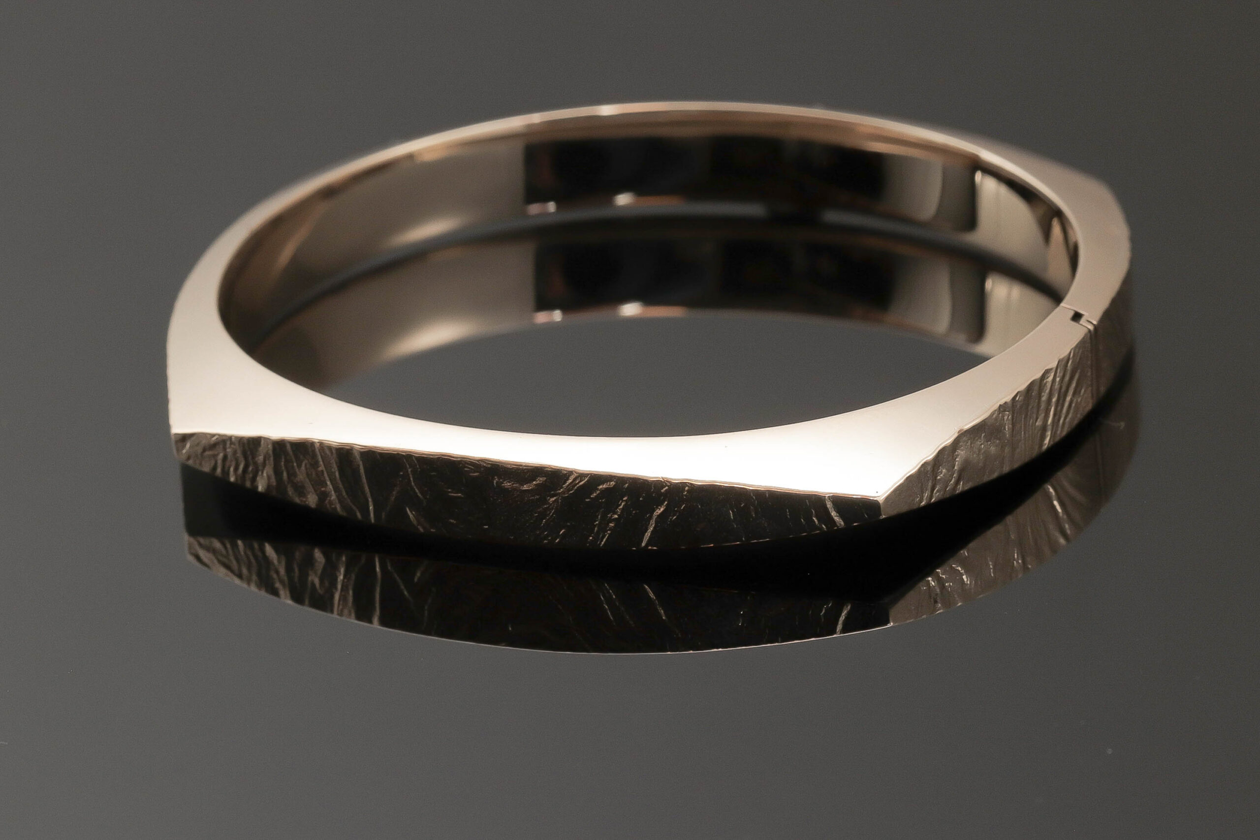 Armring med matteret overflade i 14 karat guld