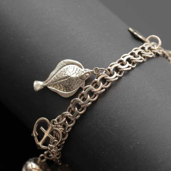 Bismarck armlænke med charms i 14 karat guld