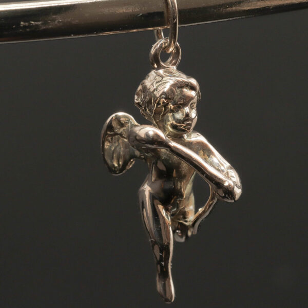 Engel med bue vedhæng i 14 karat guld