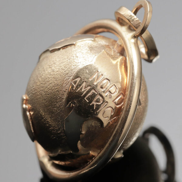 Globe vedhæng i 18 karat guld