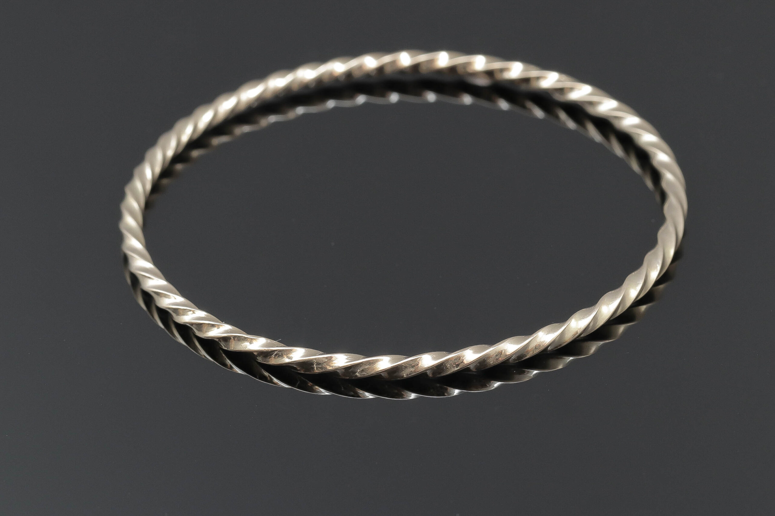 Snoet massiv armring i 18 karat guld
