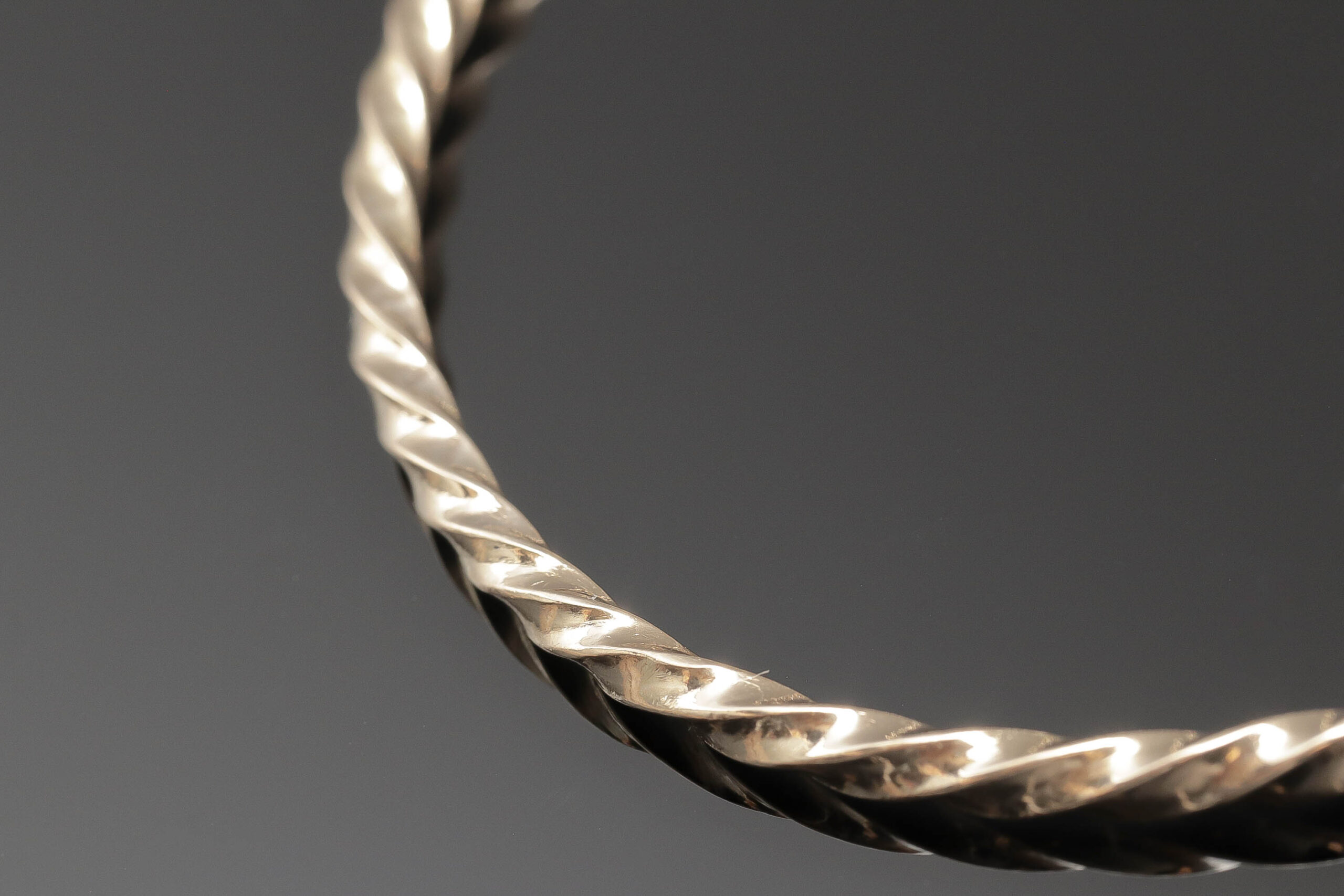 Snoet massiv armring i 18 karat guld