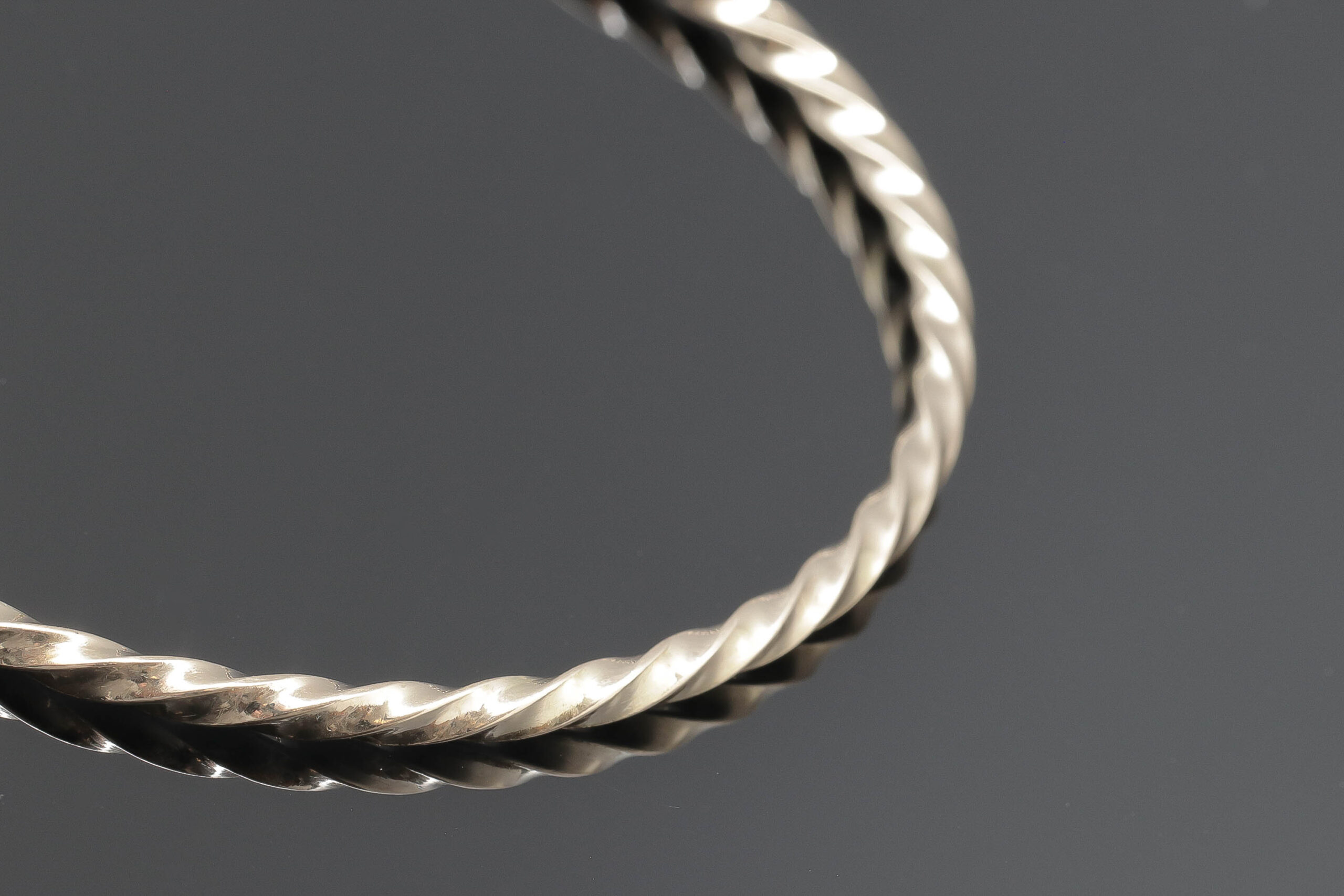 Snoet massiv armring i 18 karat guld