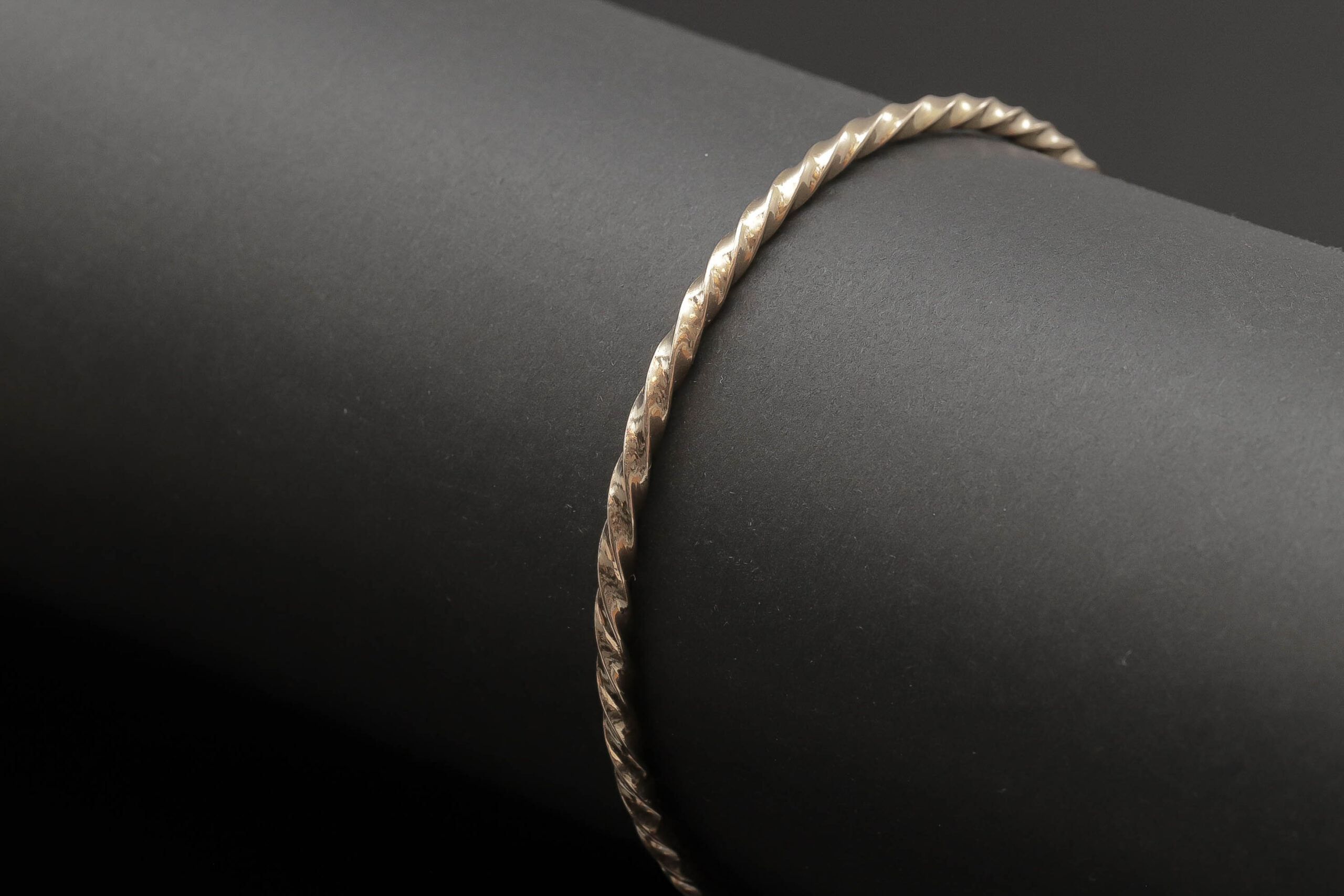Snoet massiv armring i 18 karat guld