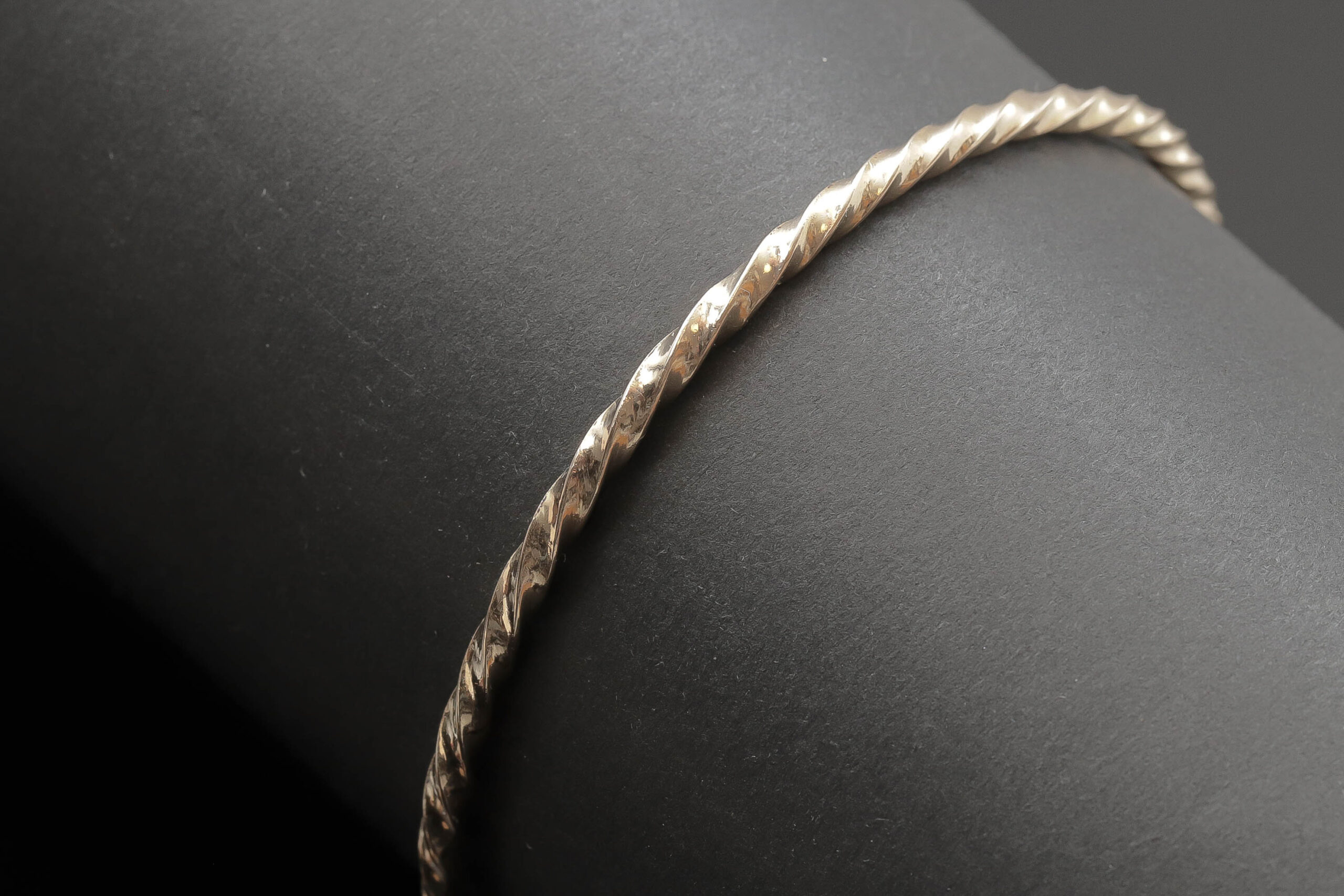 Snoet massiv armring i 18 karat guld