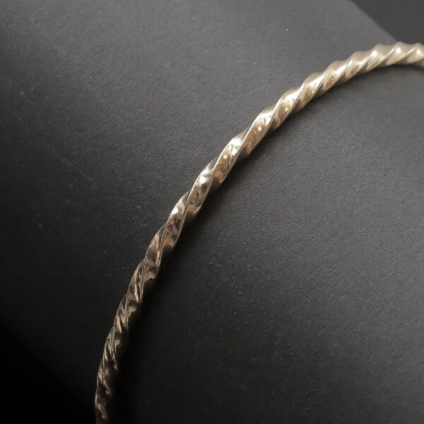 Snoet massiv armring i 18 karat guld