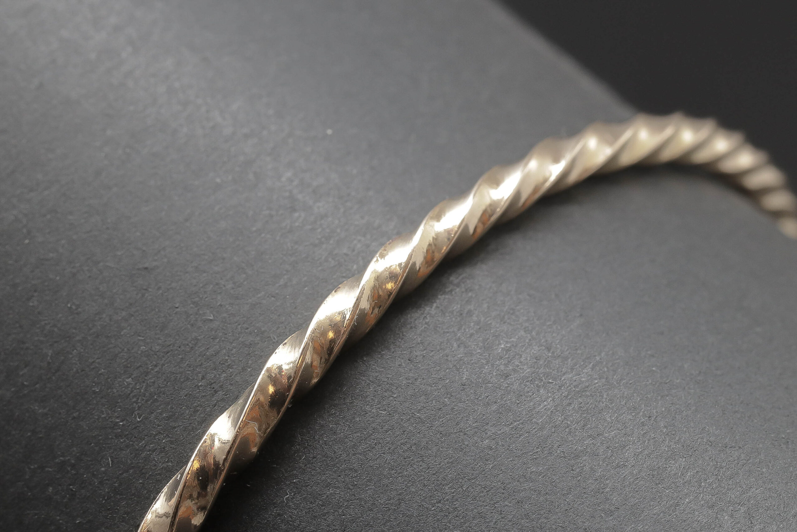 Snoet massiv armring i 18 karat guld