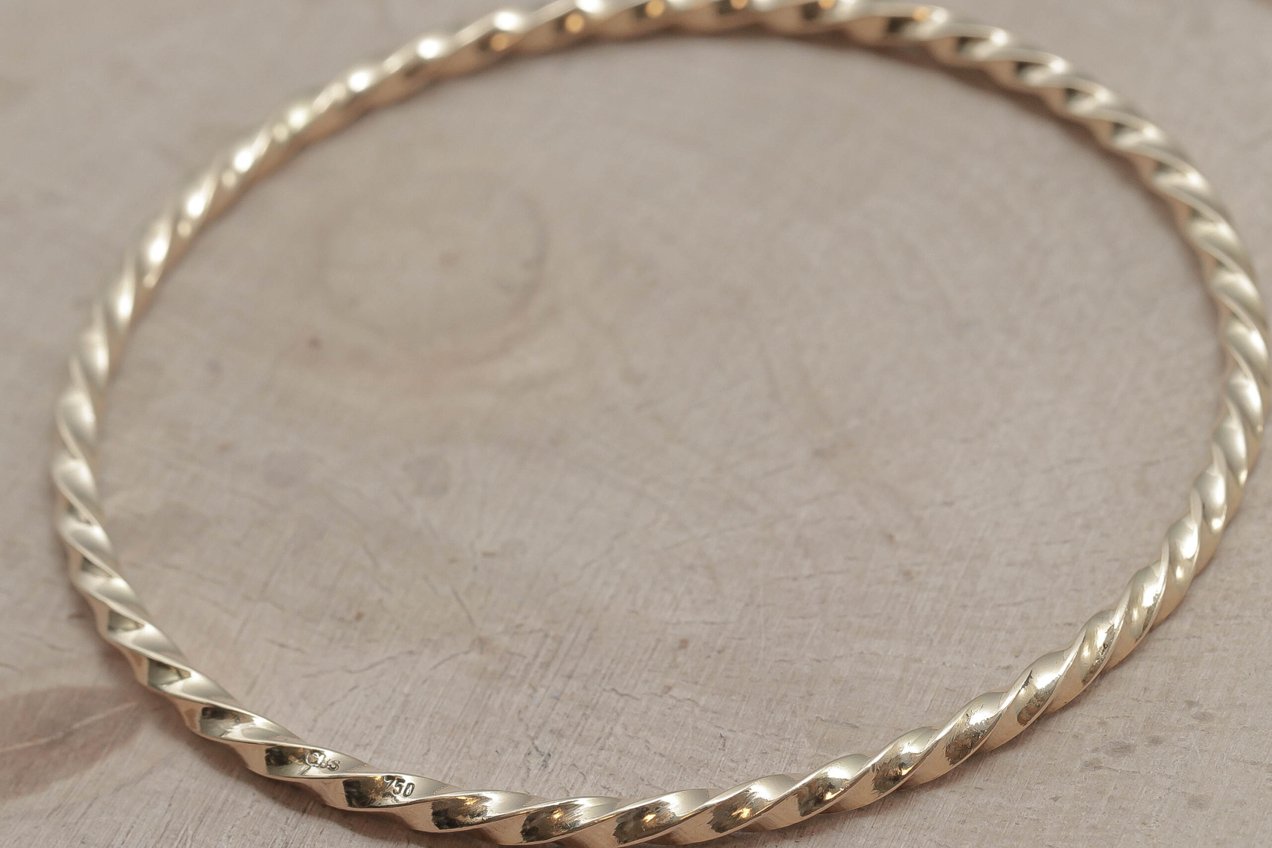 Snoet massiv armring i 18 karat guld