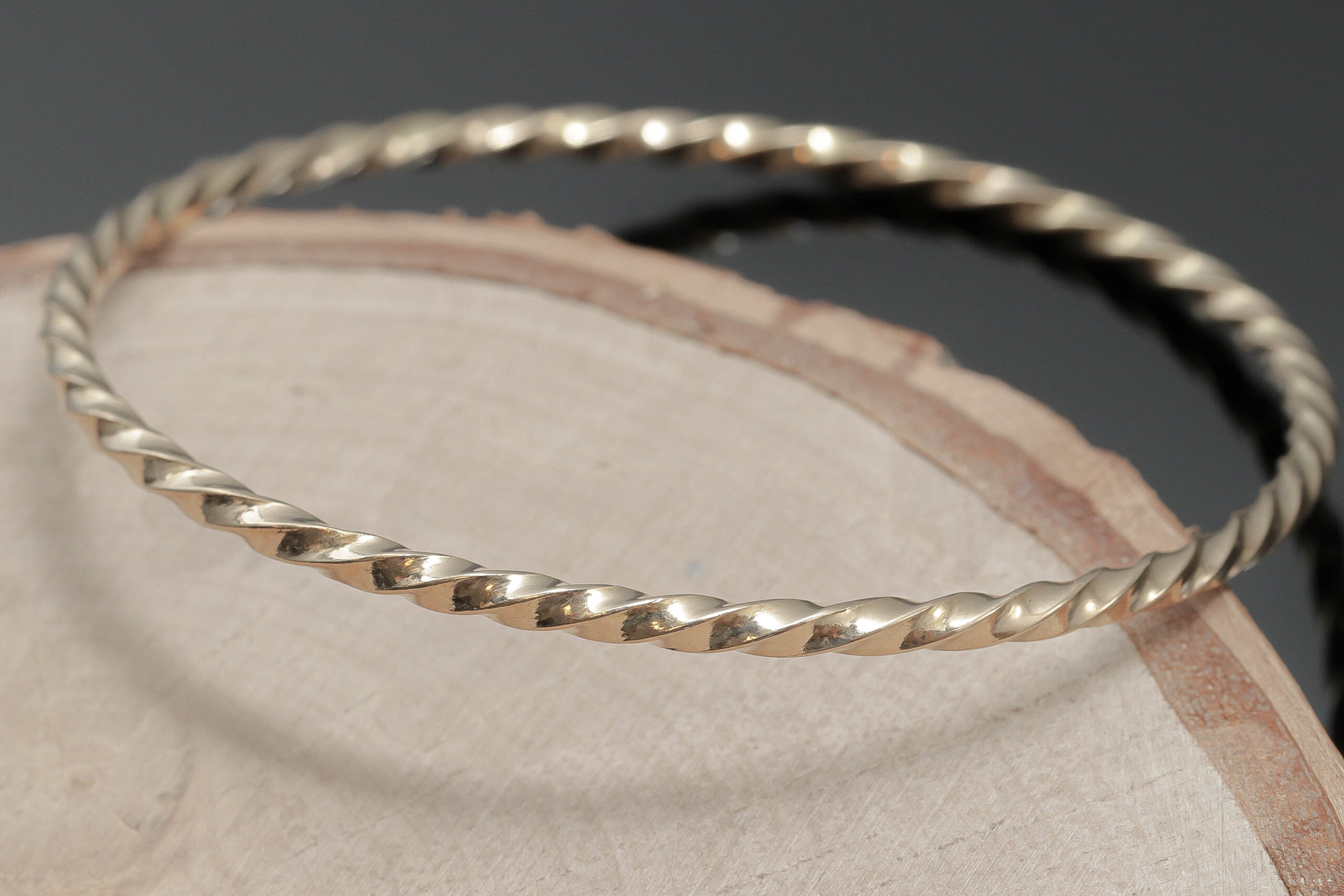 Snoet massiv armring i 18 karat guld