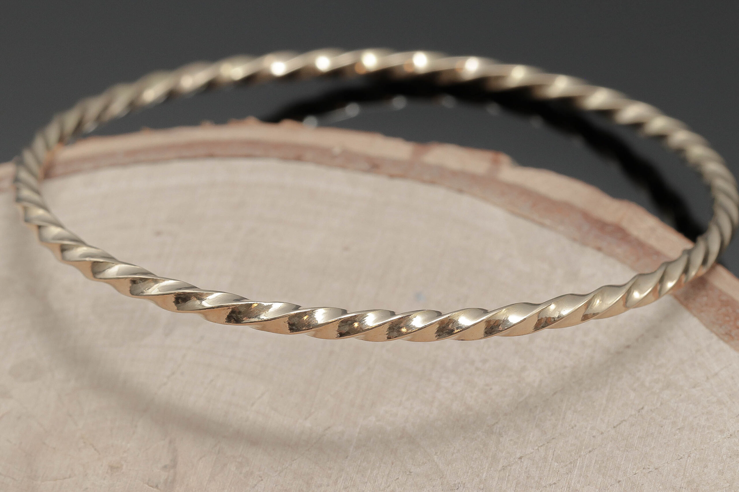 Snoet massiv armring i 18 karat guld