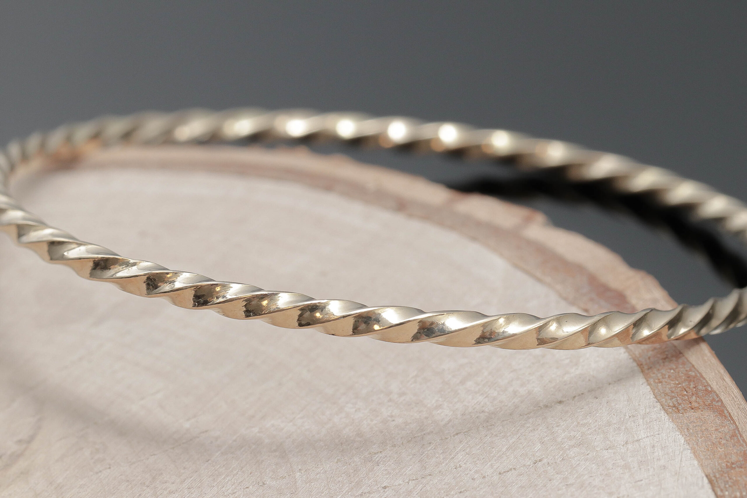 Snoet massiv armring i 18 karat guld