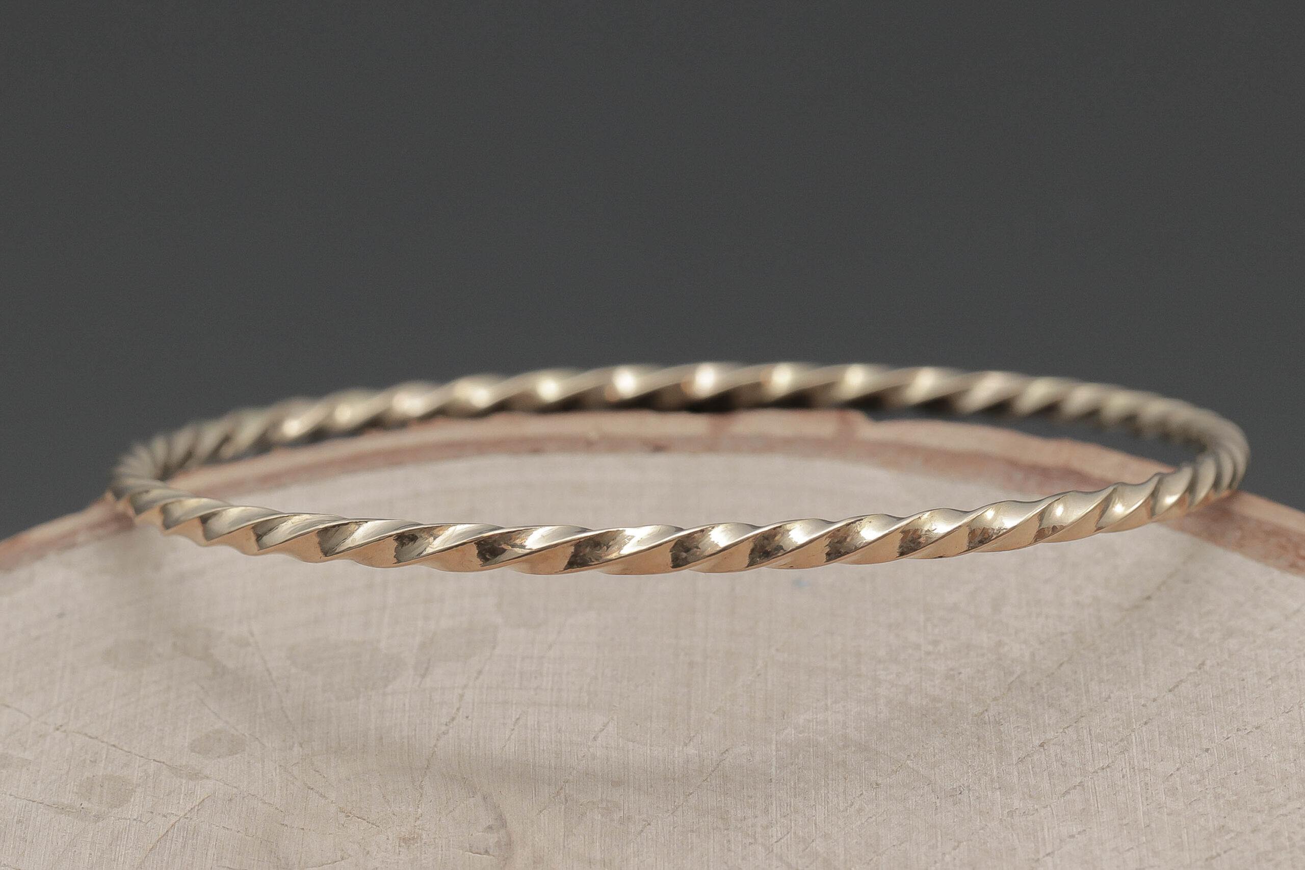 Snoet massiv armring i 18 karat guld