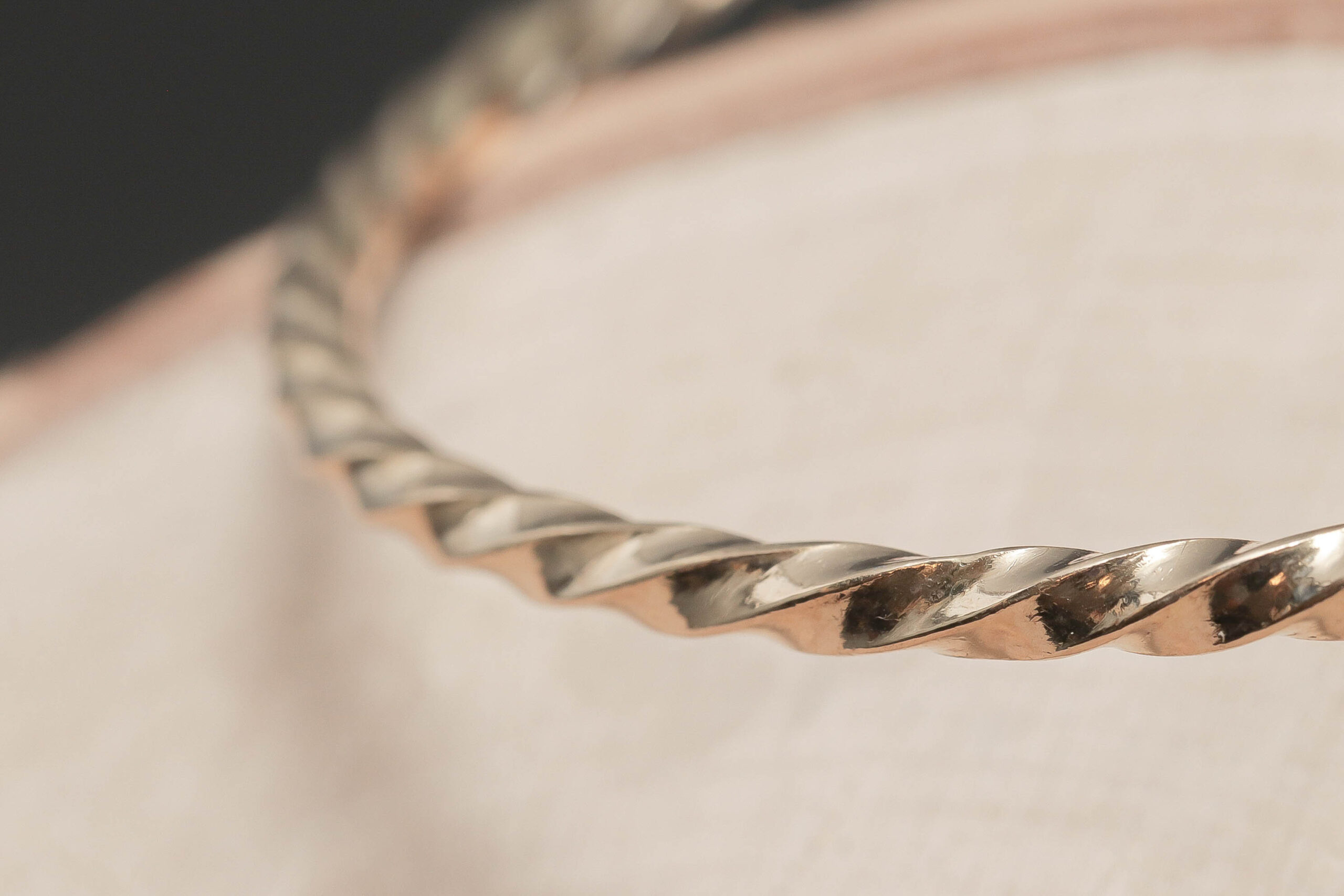 Snoet massiv armring i 18 karat guld