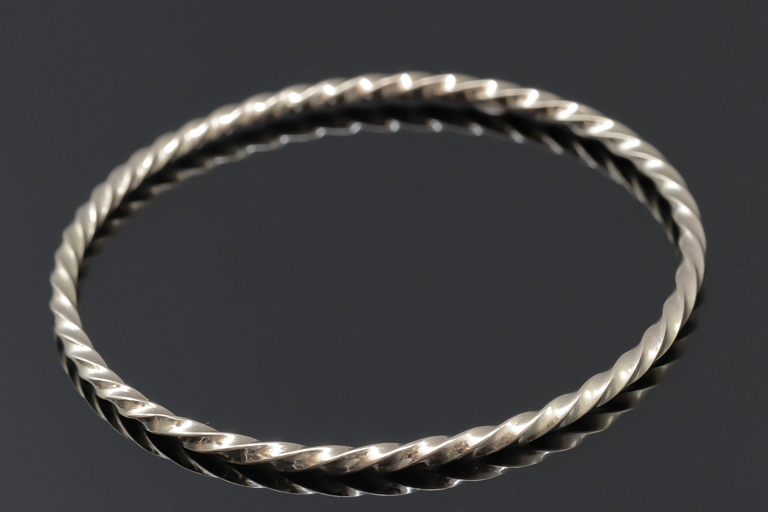 Snoet massiv armring i 18 karat guld