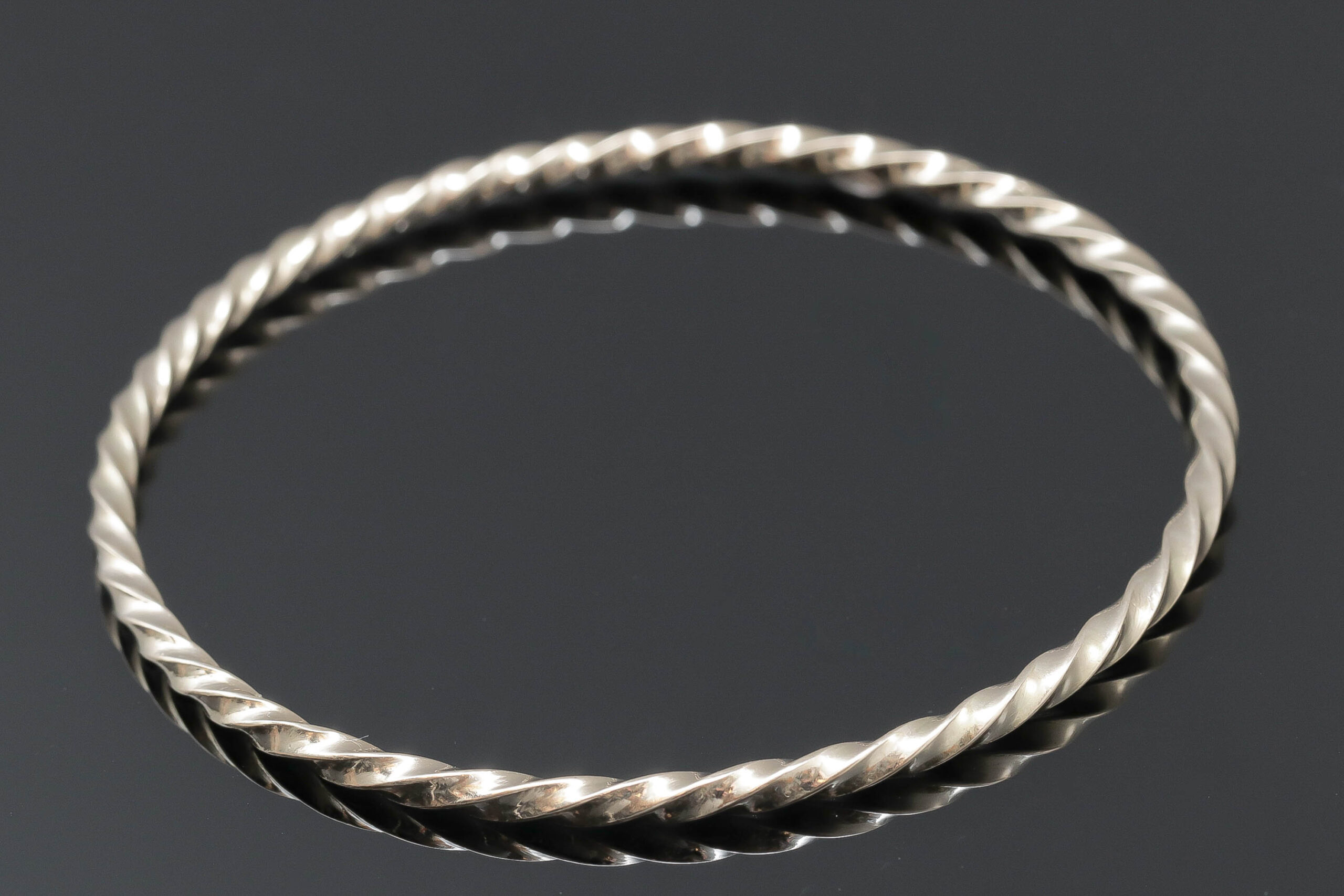 Snoet massiv armring i 18 karat guld