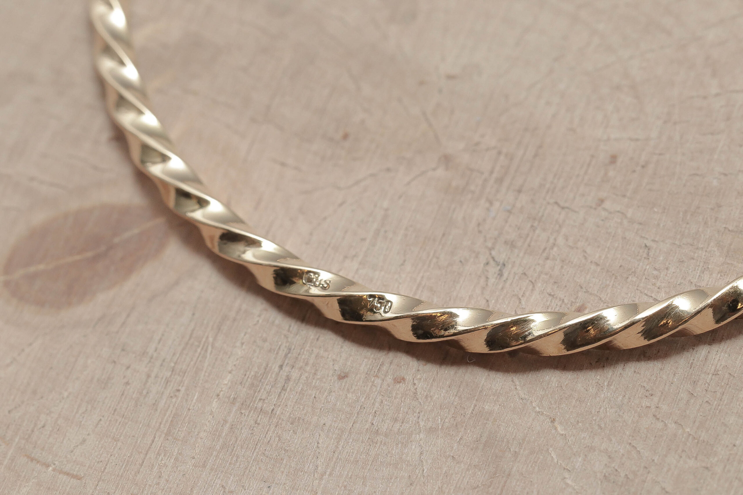 Snoet massiv armring i 18 karat guld