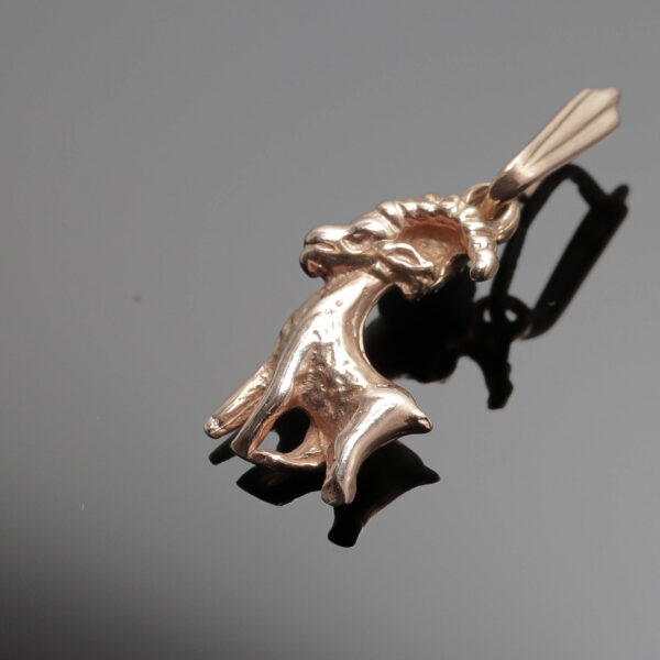 Vedhæng med ged motiv i 14 karat guld