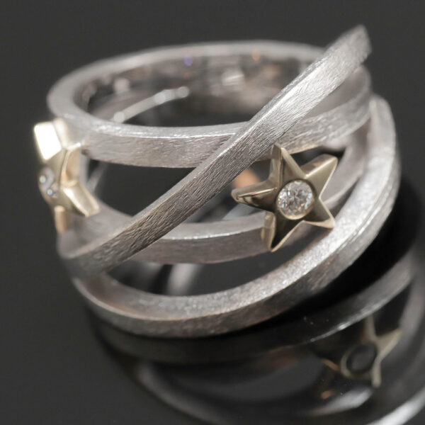 Crossover stjerne ring i 14 karat hvidguld / guld