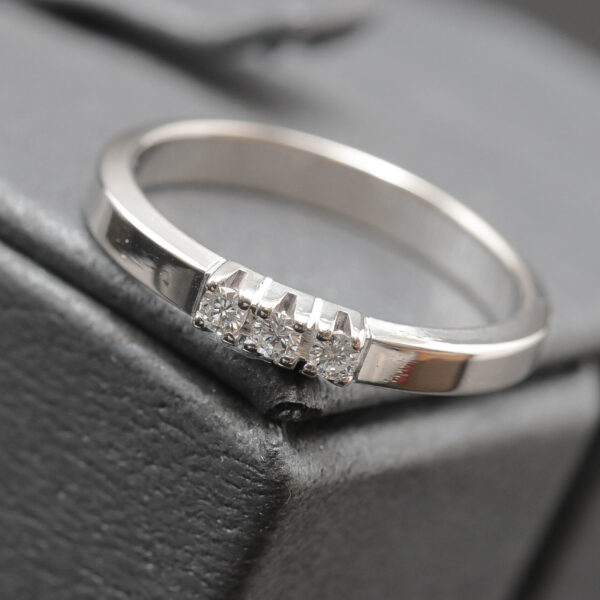 Alliancering med diamanter i 14 karat hvidguld