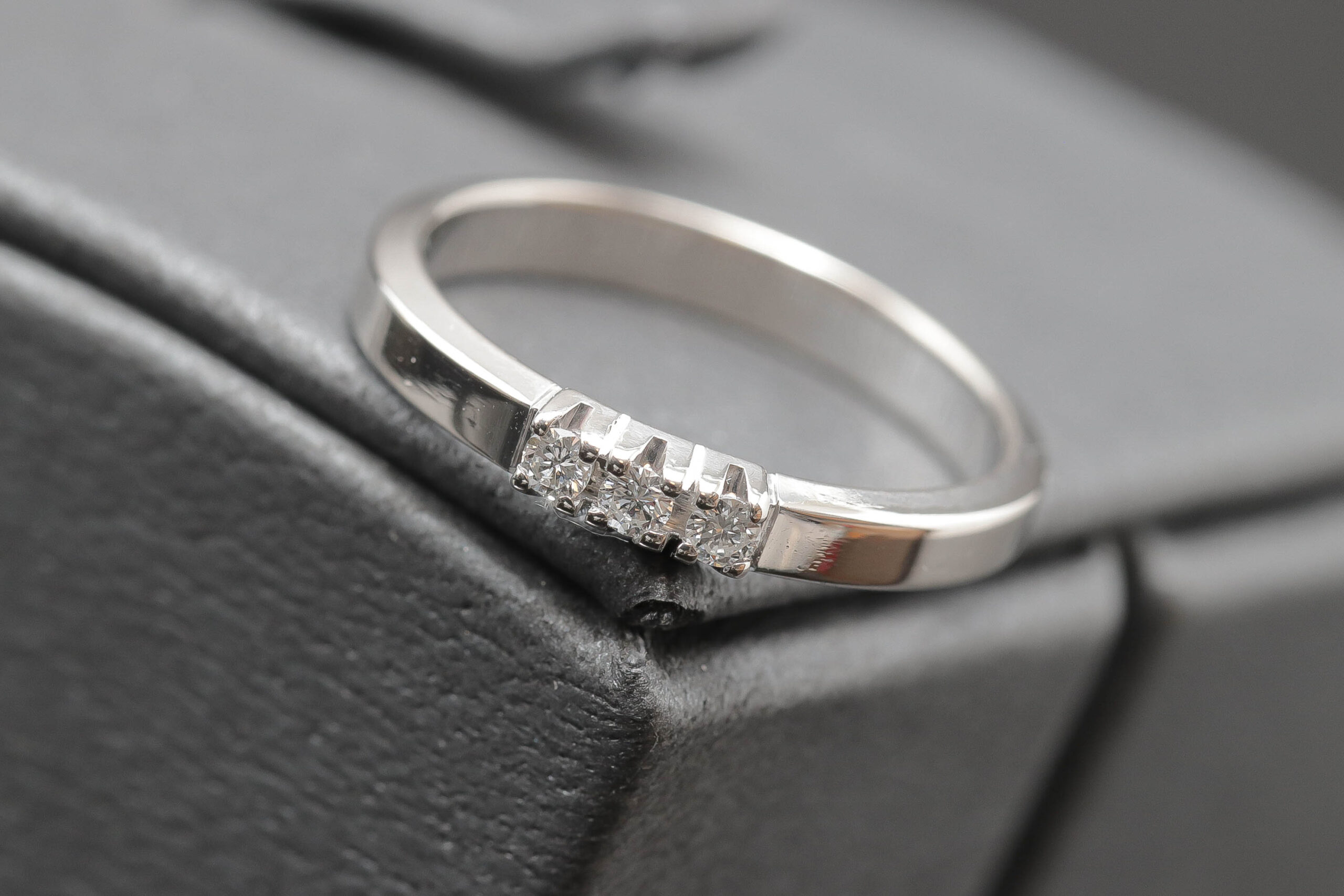 Alliancering med diamanter i 14 karat hvidguld