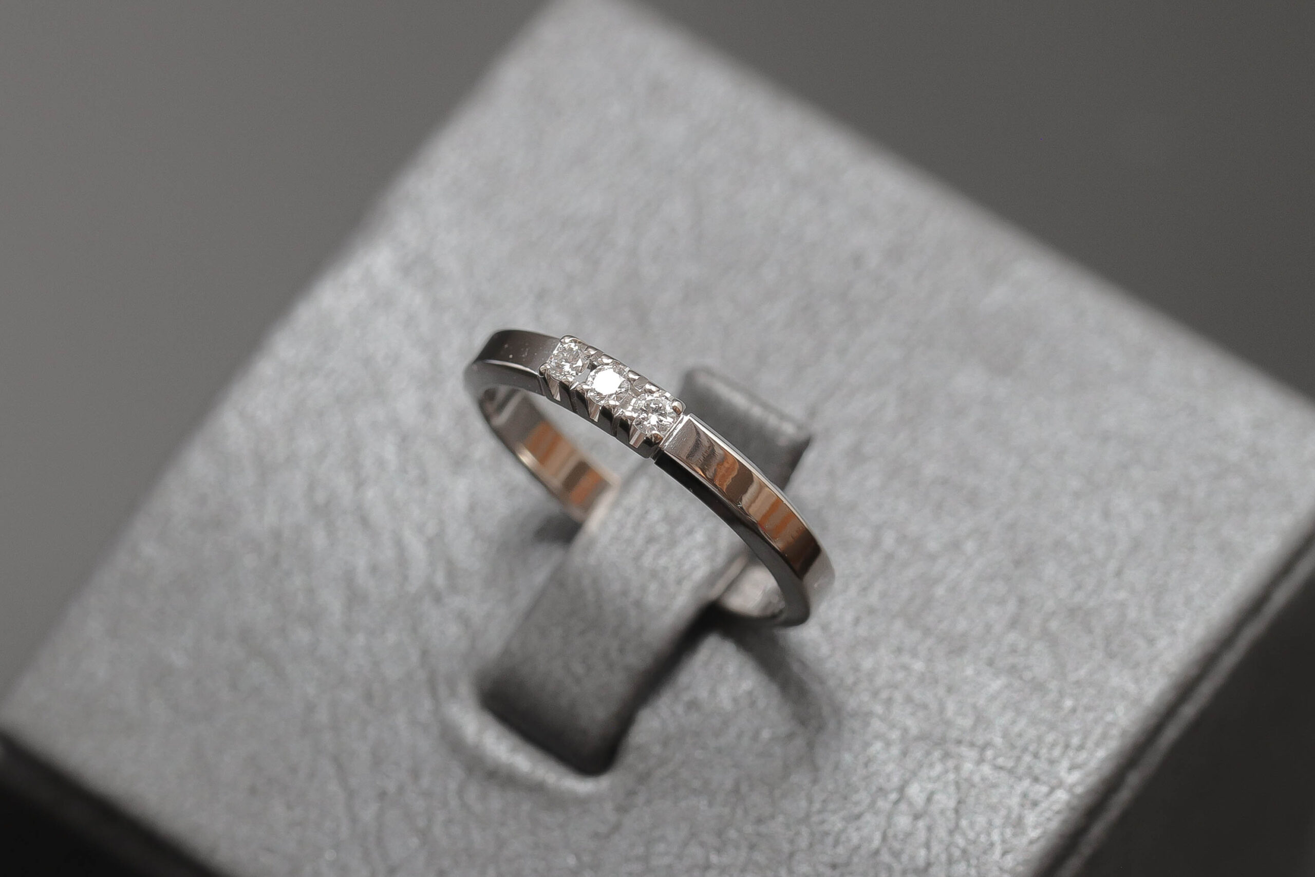 Alliancering med diamanter i 14 karat hvidguld