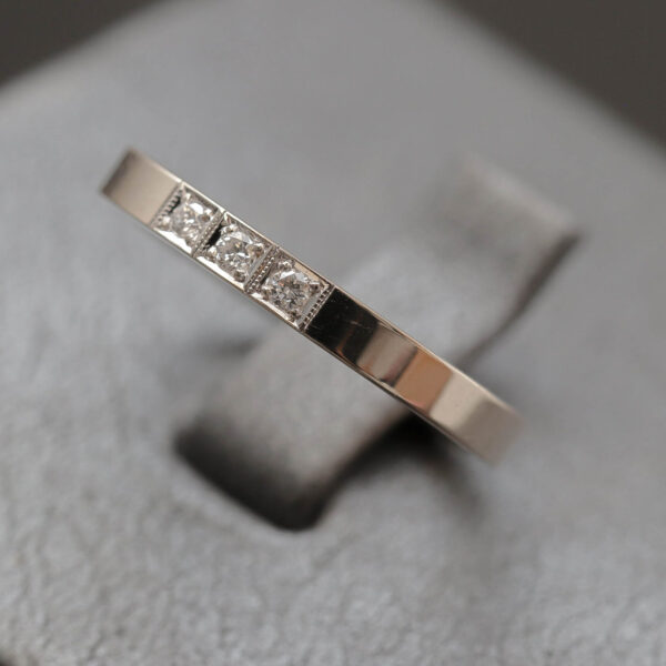 Alliancering med diamanter i 14 karat hvidguld