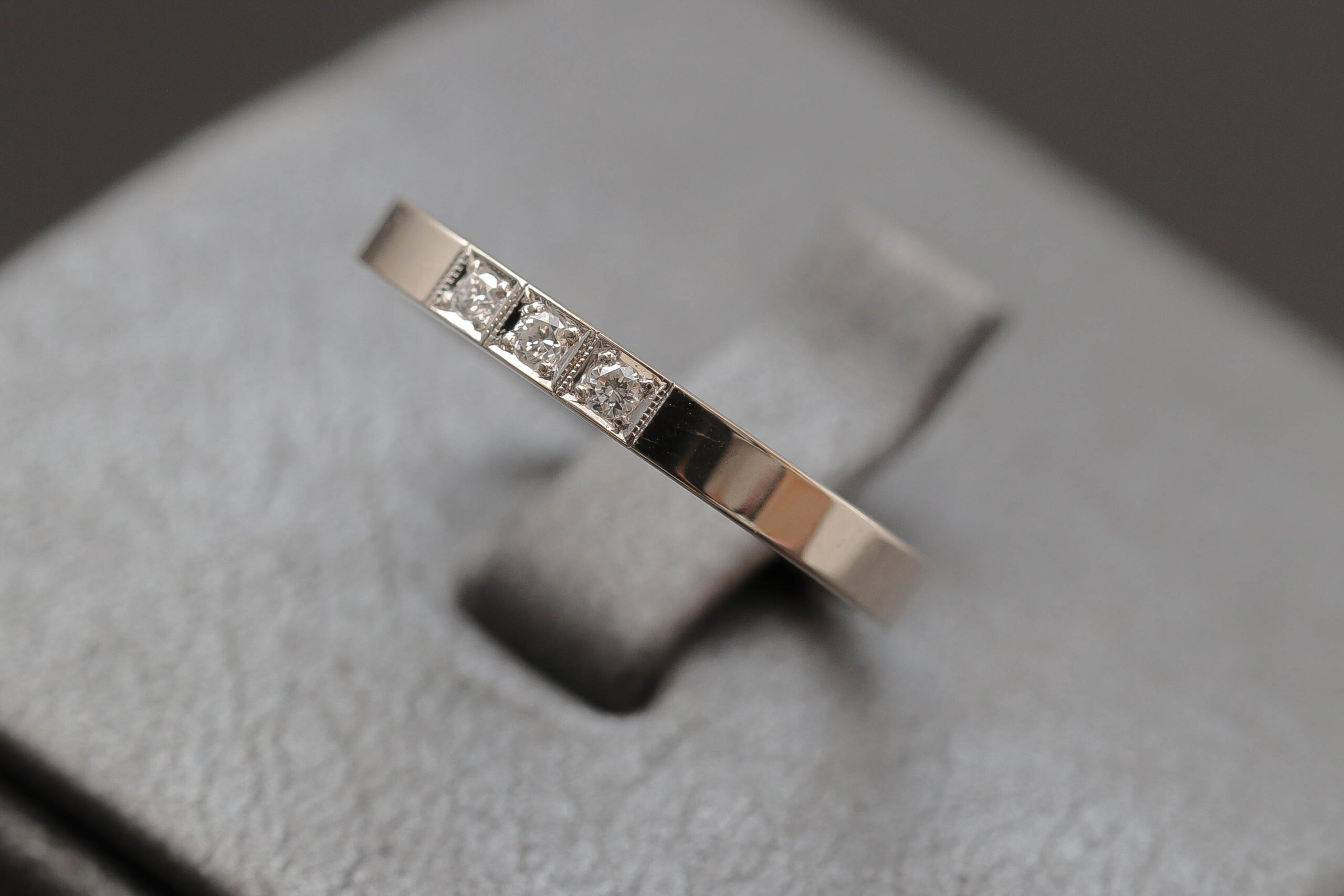 Alliancering med diamanter i 14 karat hvidguld