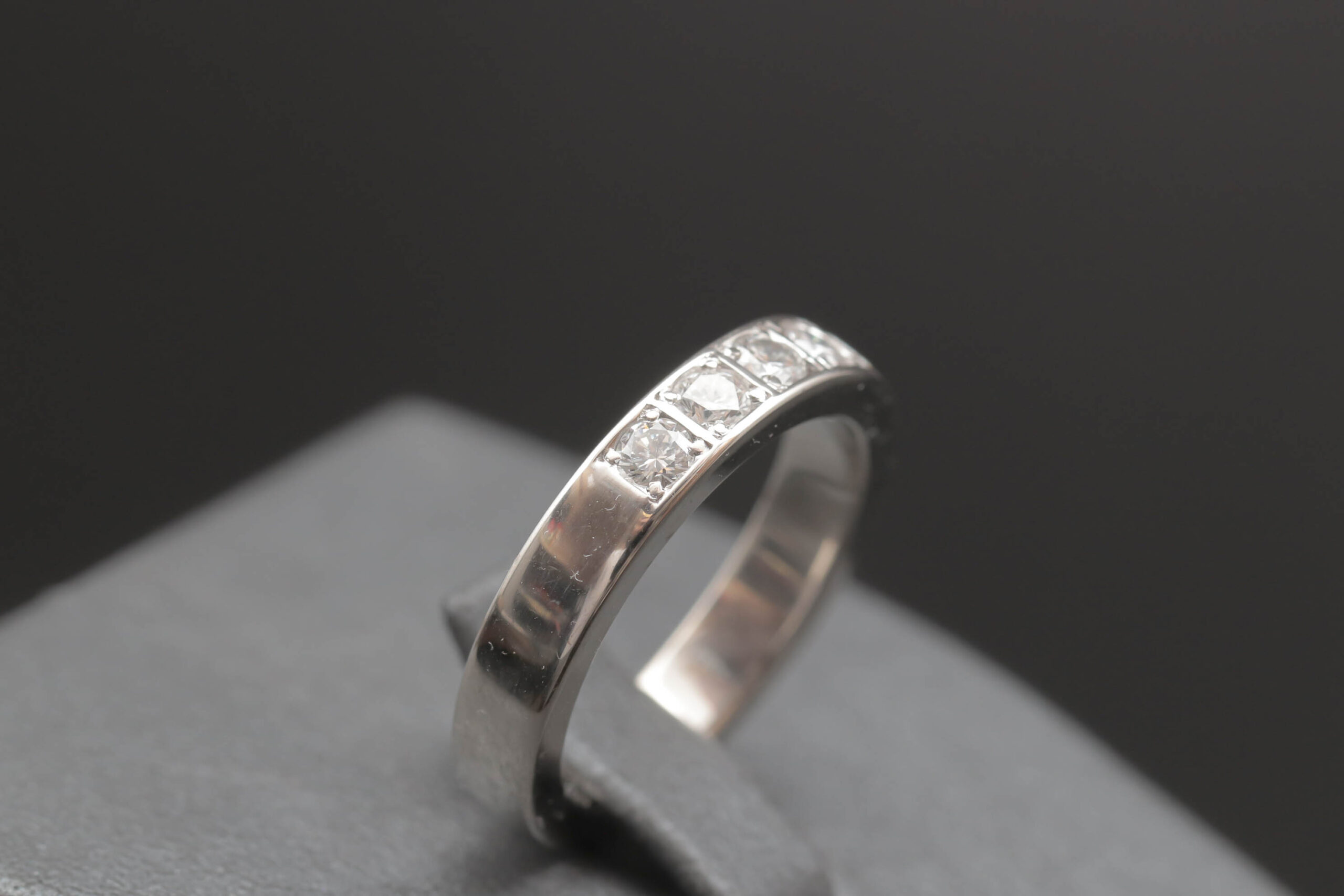 Alliancering med diamanter i 14 karat hvidguld