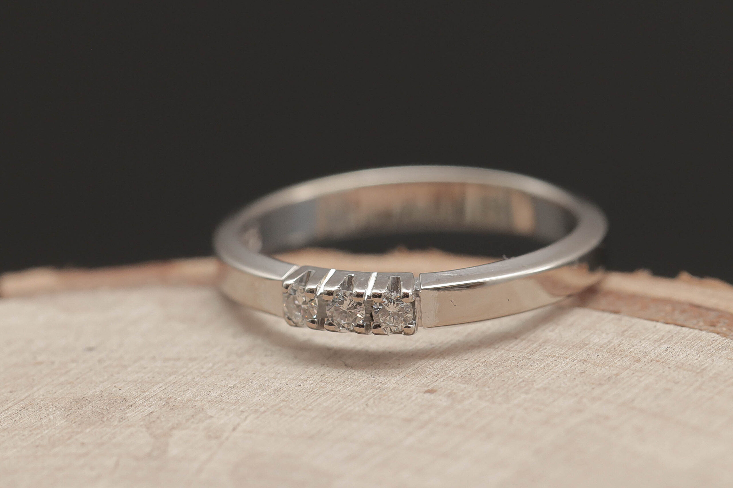 Alliancering med diamanter i 14 karat hvidguld