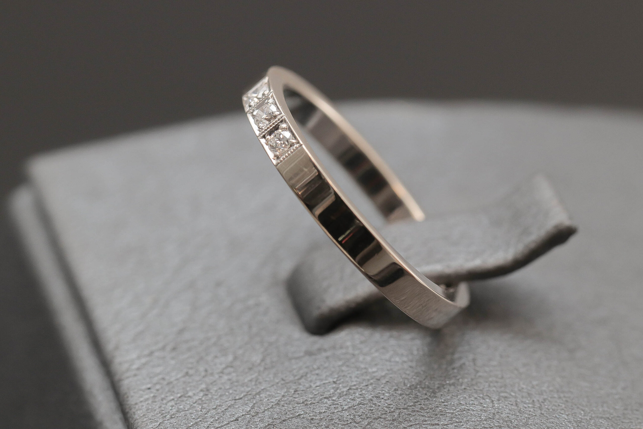 Alliancering med diamanter i 14 karat hvidguld