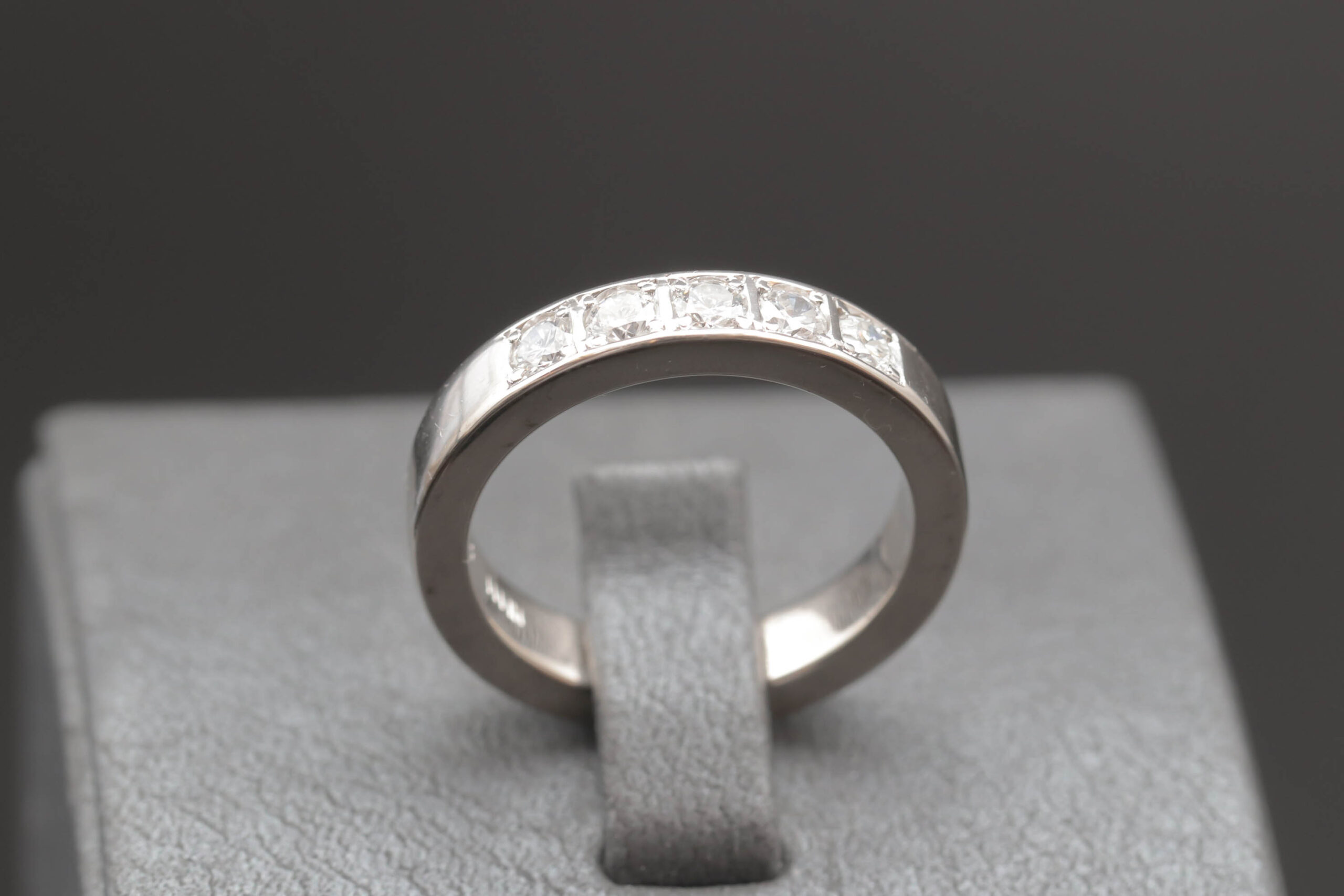 Alliancering med diamanter i 14 karat hvidguld