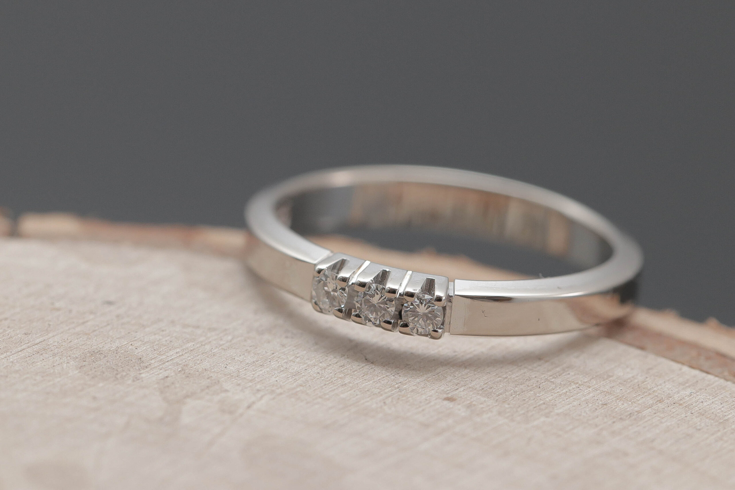 Alliancering med diamanter i 14 karat hvidguld