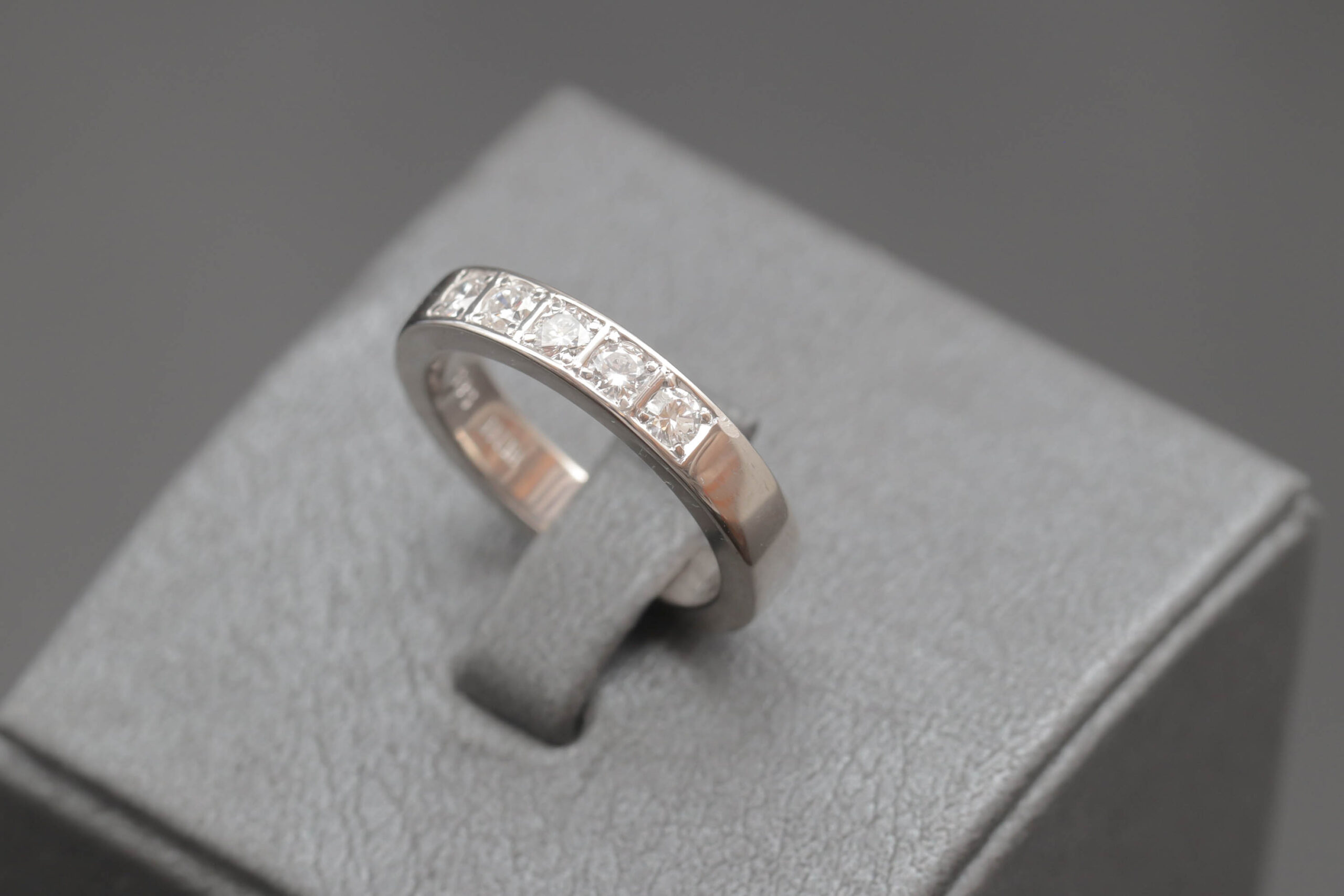 Alliancering med diamanter i 14 karat hvidguld