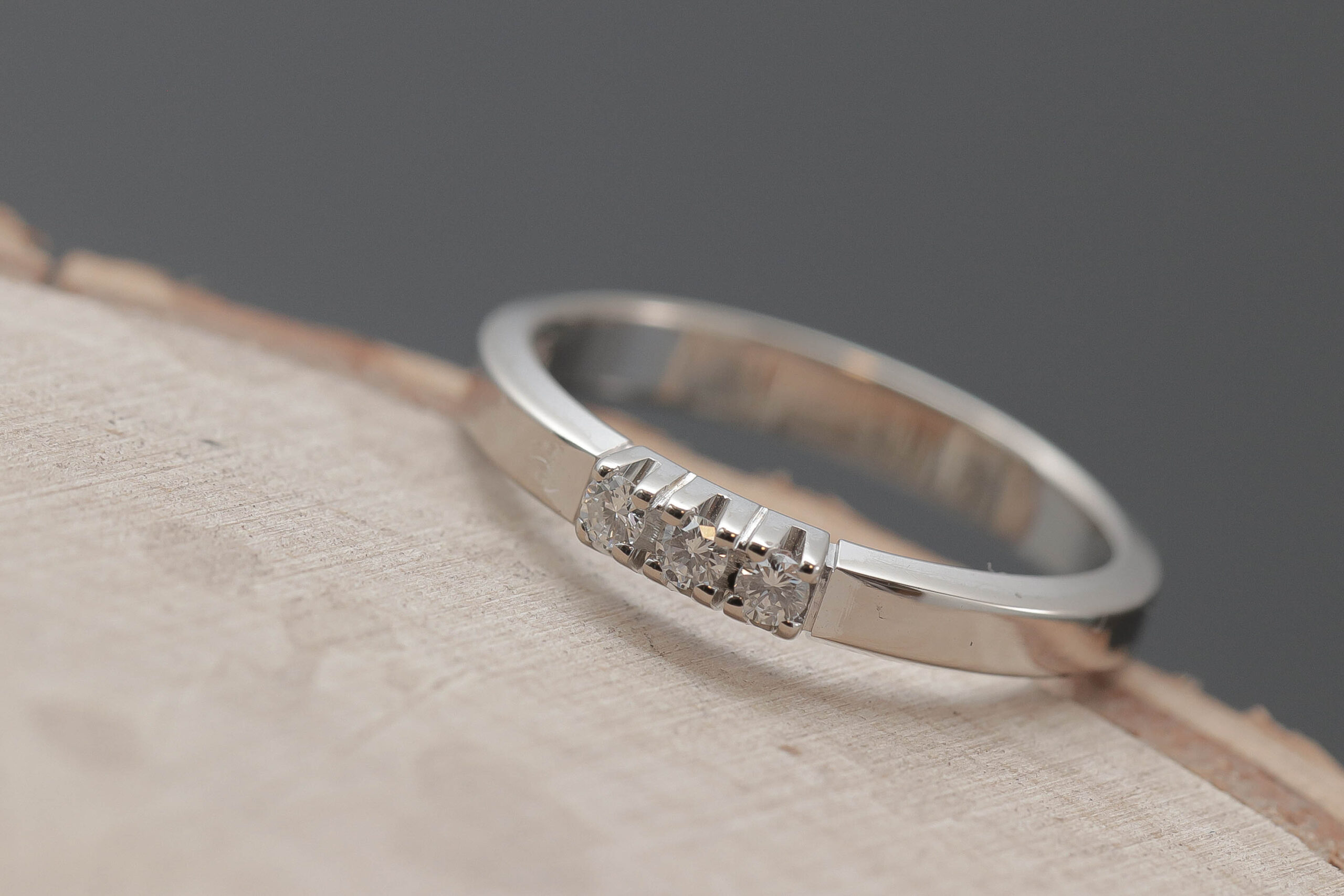 Alliancering med diamanter i 14 karat hvidguld
