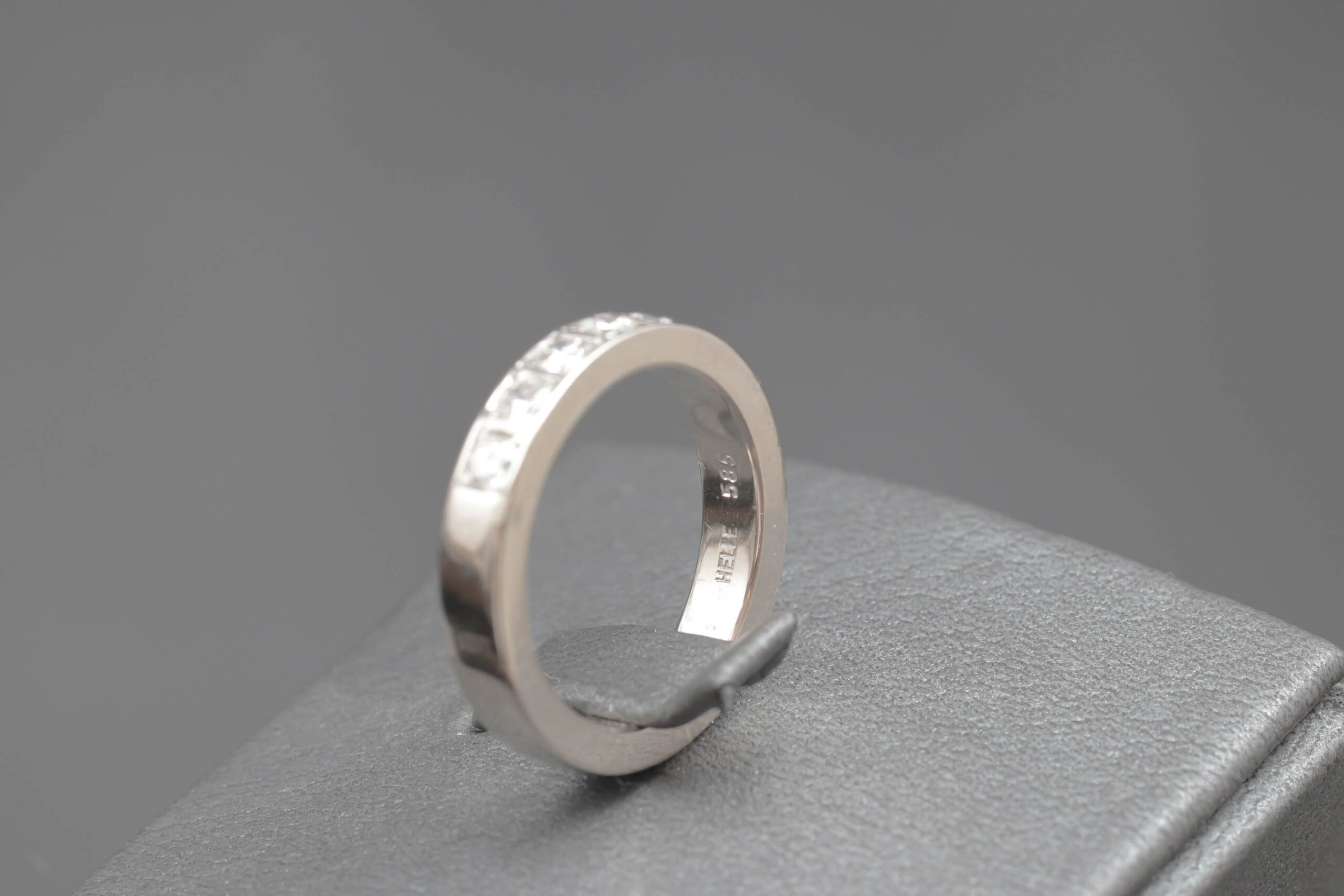 Alliancering med diamanter i 14 karat hvidguld