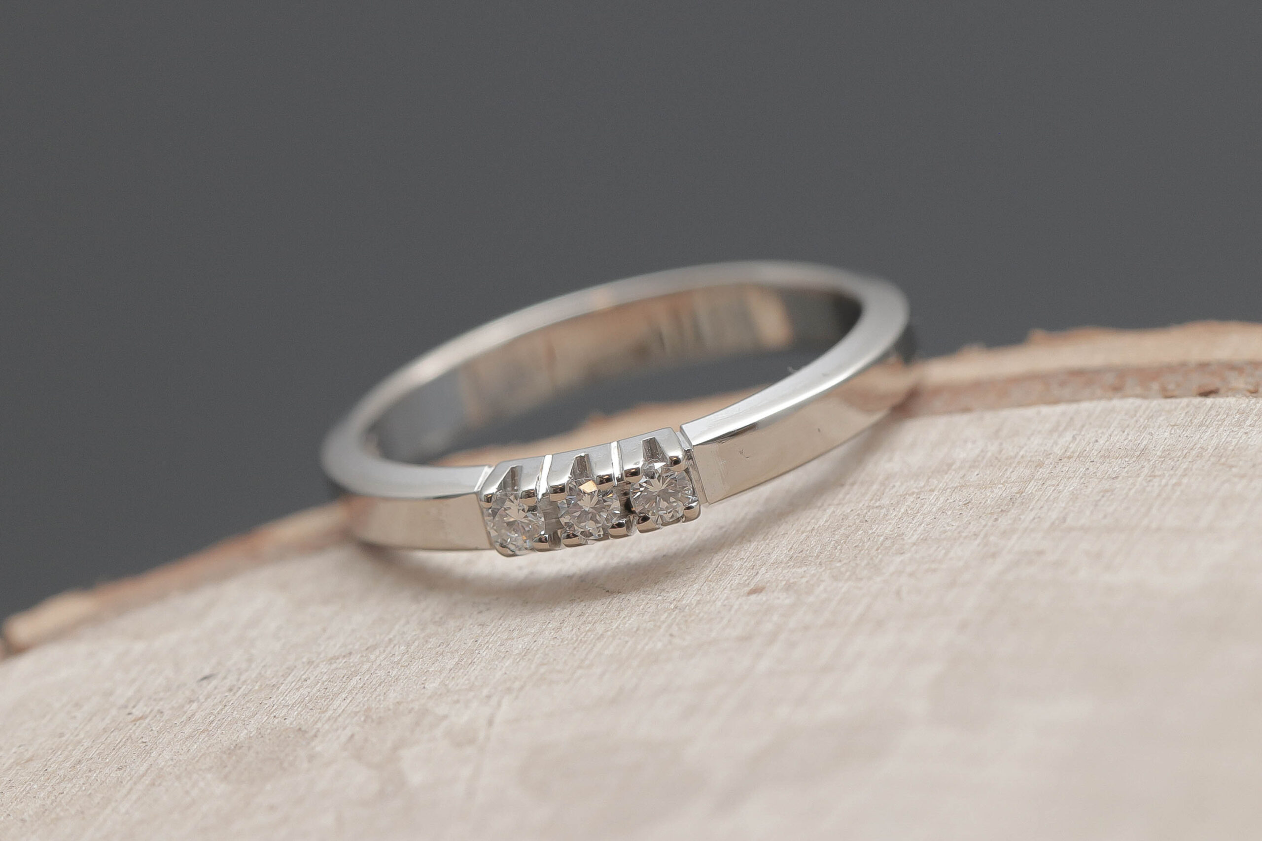 Alliancering med diamanter i 14 karat hvidguld