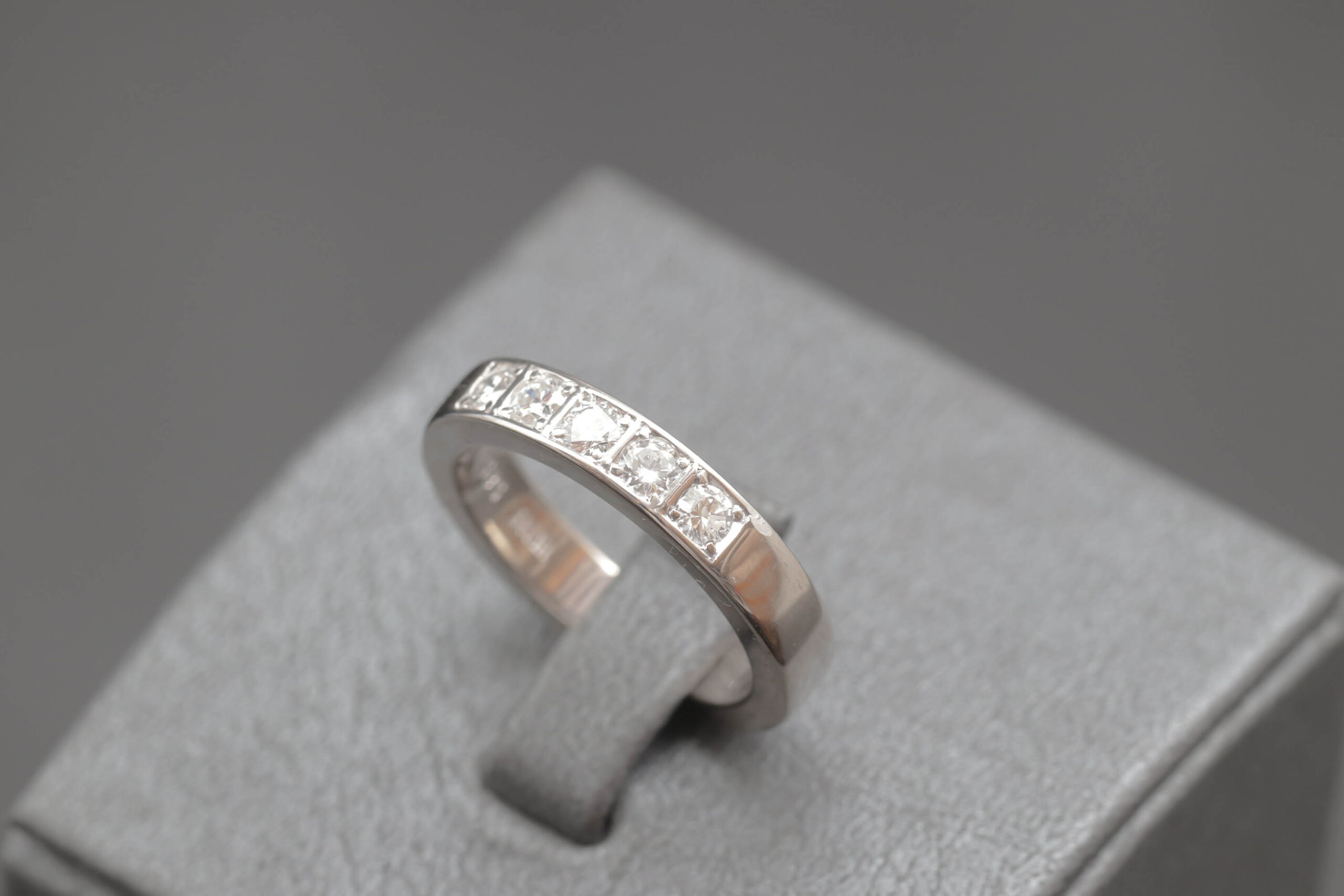 Alliancering med diamanter i 14 karat hvidguld