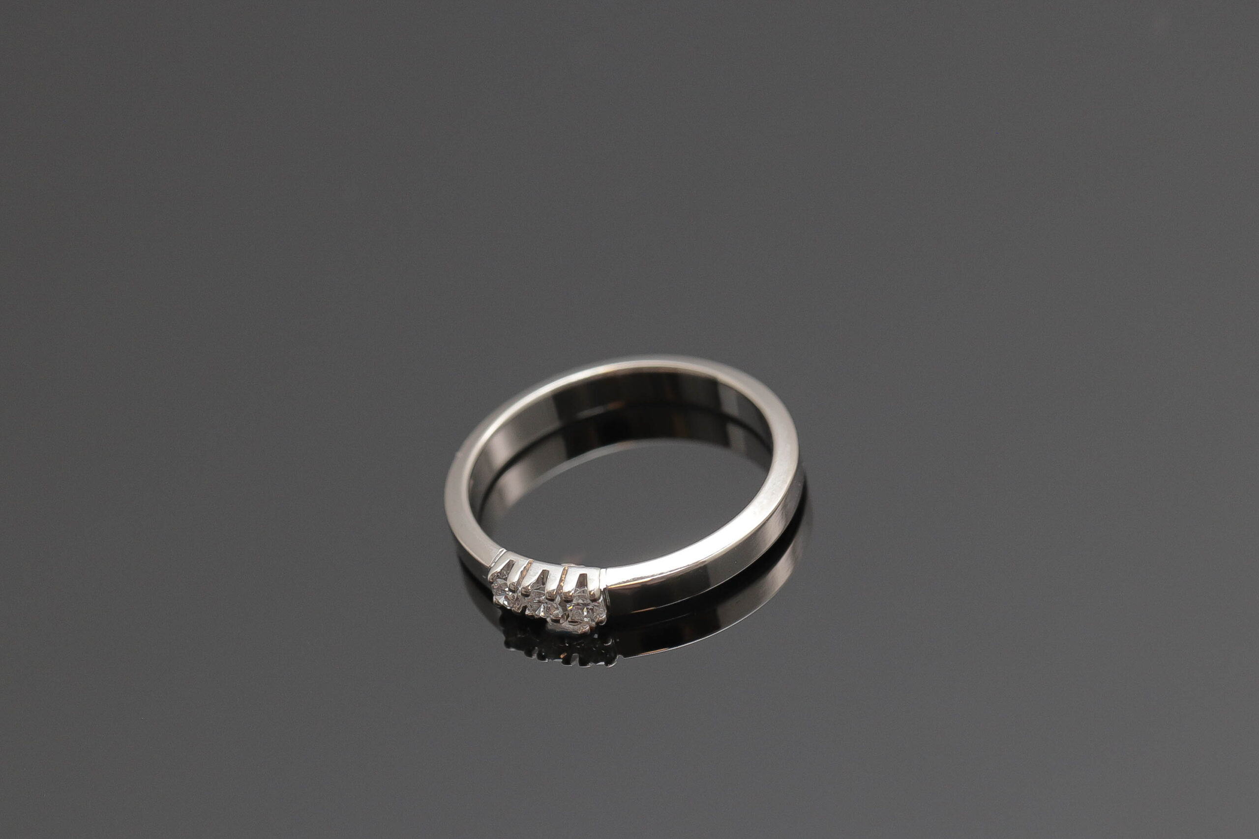 Alliancering med diamanter i 14 karat hvidguld