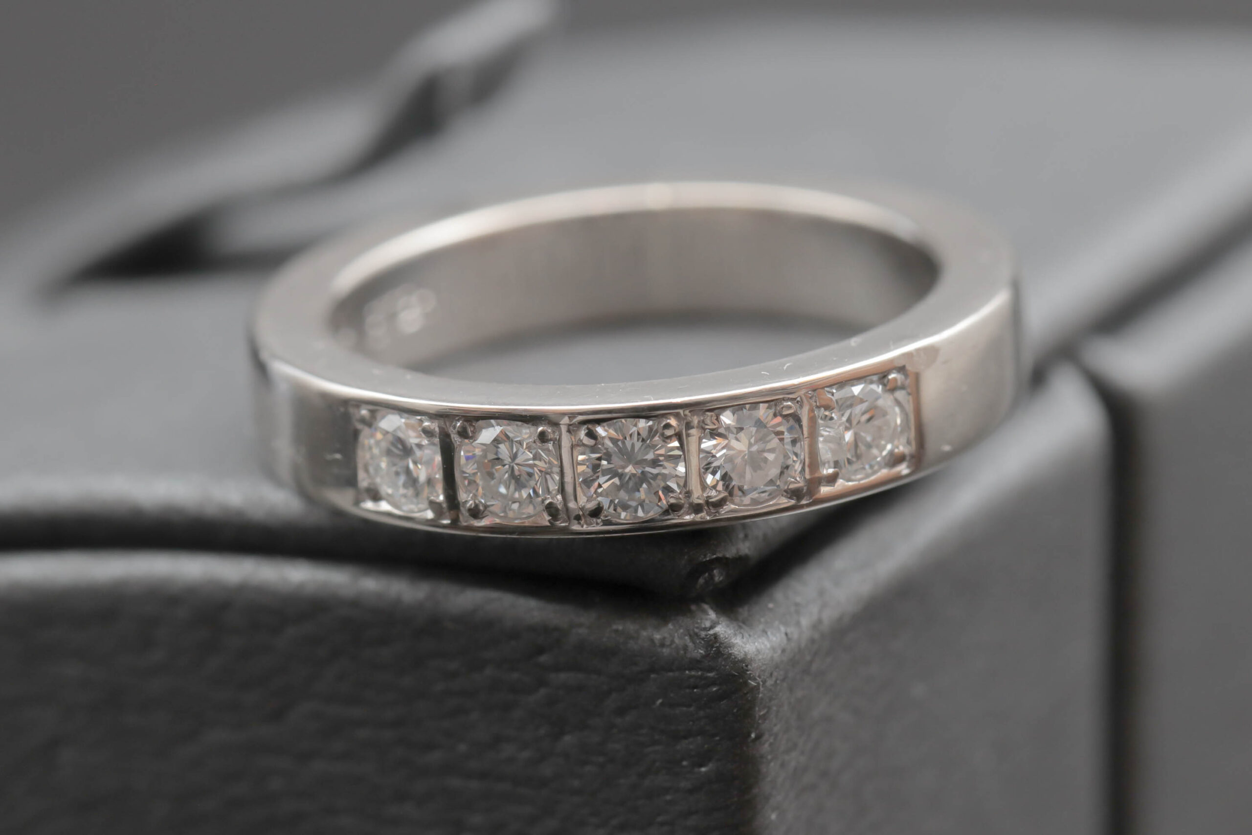 Alliancering med diamanter i 14 karat hvidguld