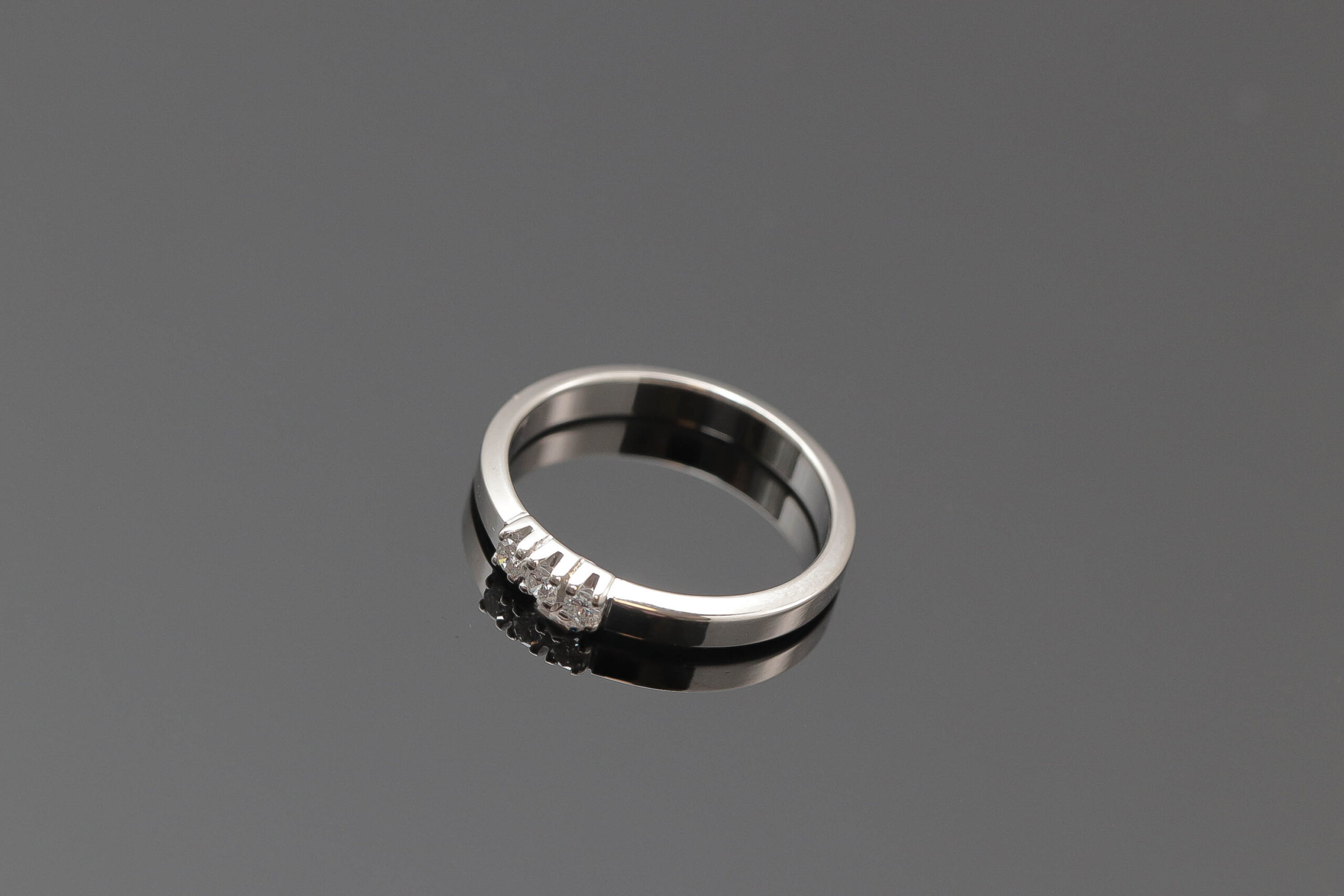 Alliancering med diamanter i 14 karat hvidguld