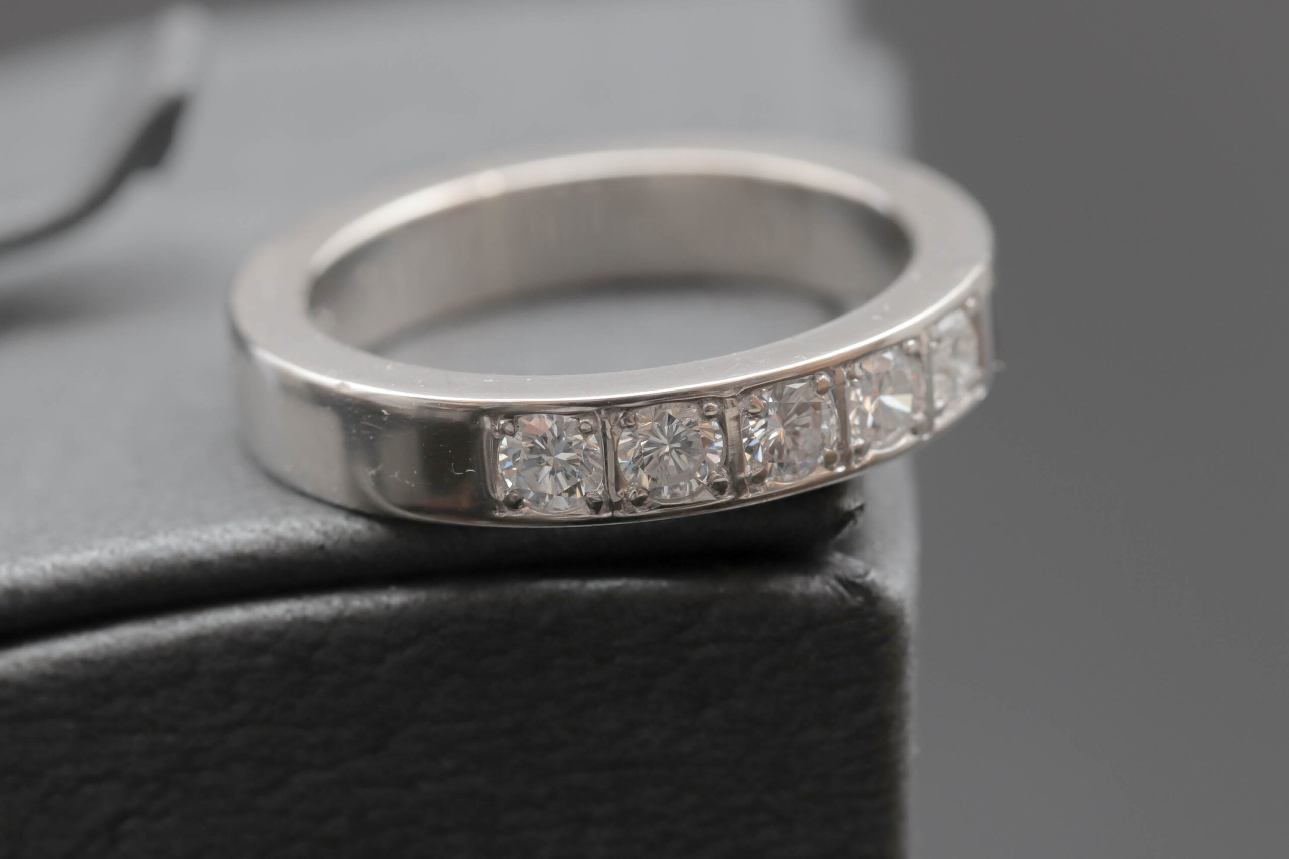 Alliancering med diamanter i 14 karat hvidguld
