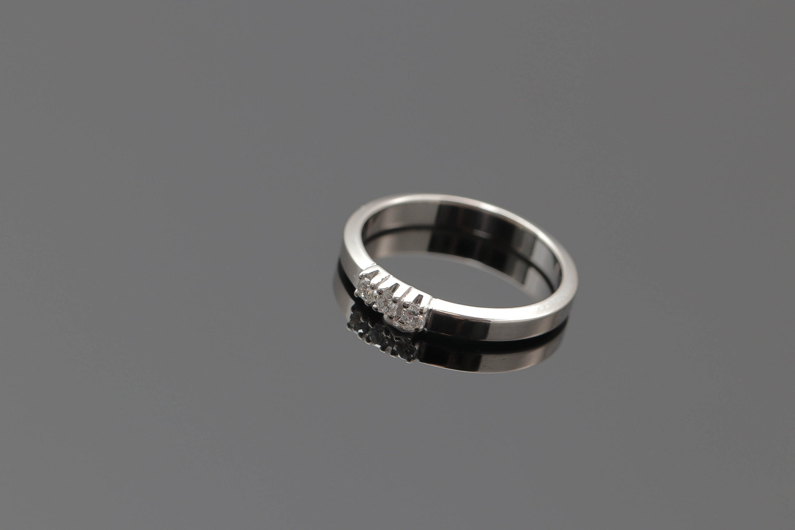 Alliancering med diamanter i 14 karat hvidguld