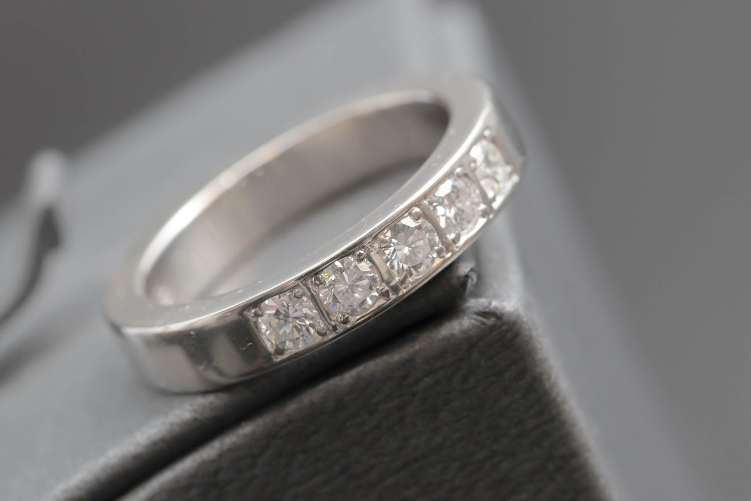 Alliancering med diamanter i 14 karat hvidguld
