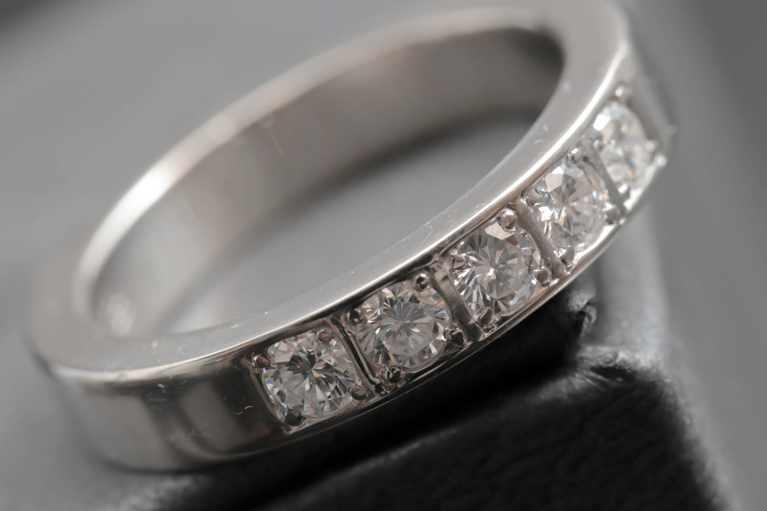 Alliancering med diamanter i 14 karat hvidguld