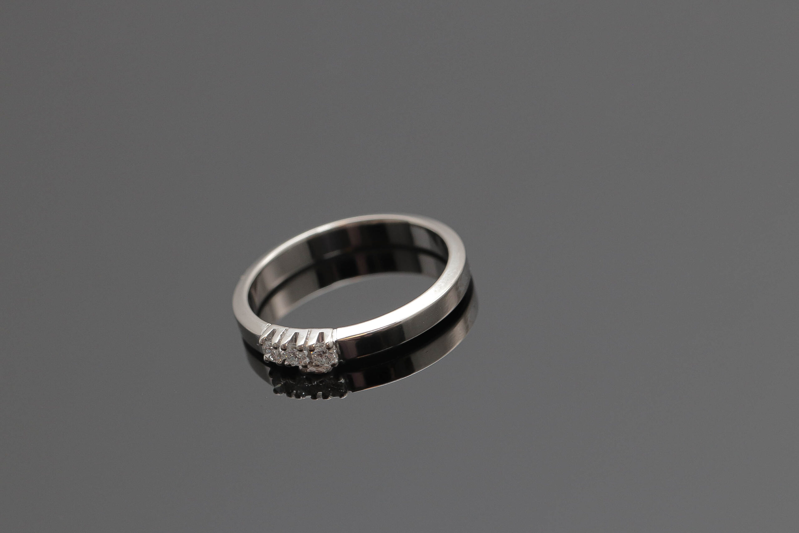 Alliancering med diamanter i 14 karat hvidguld