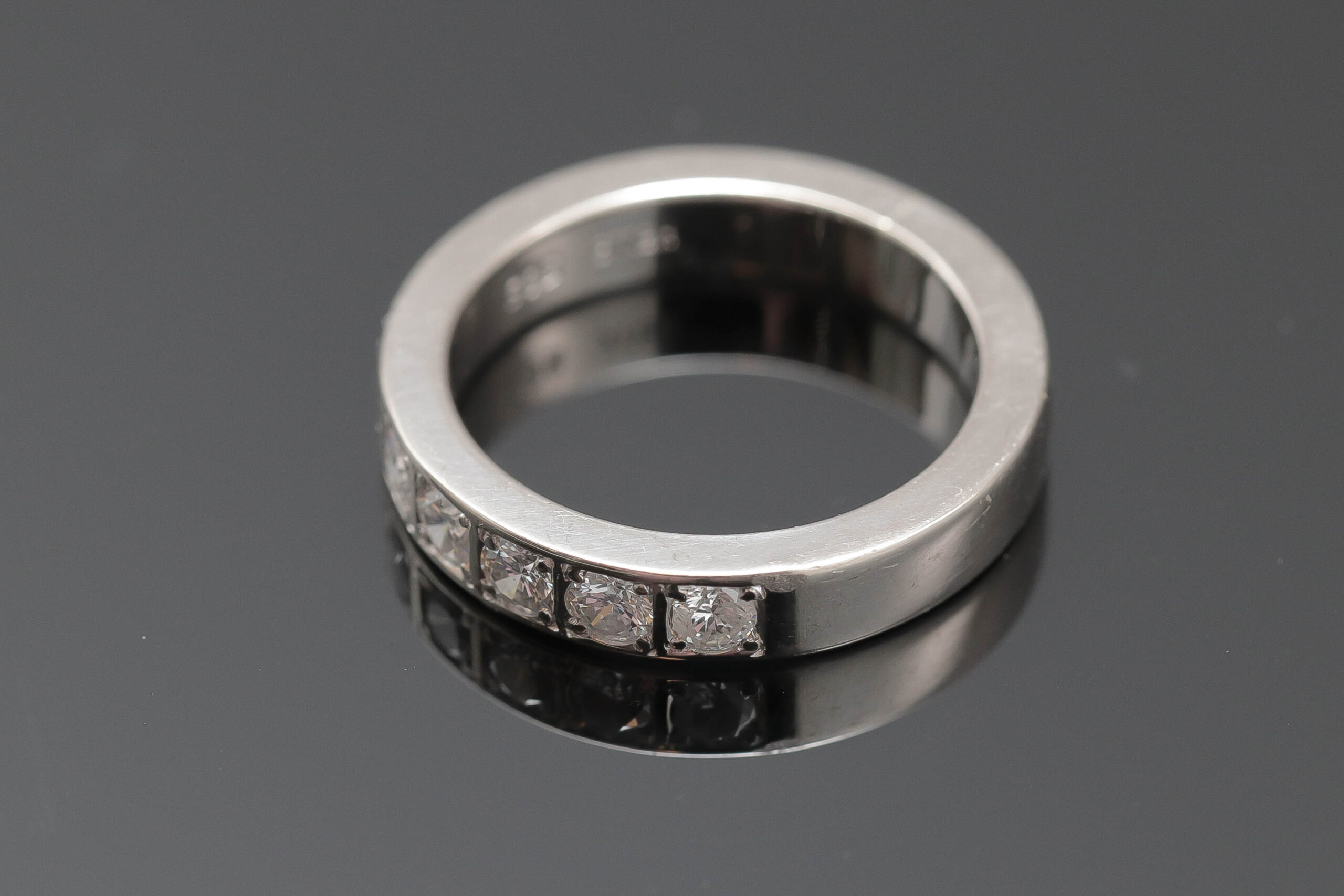 Alliancering med diamanter i 14 karat hvidguld