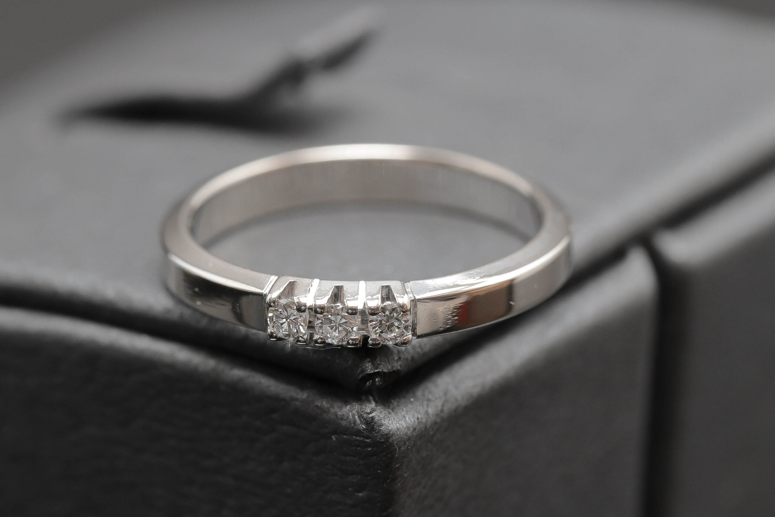 Alliancering med diamanter i 14 karat hvidguld