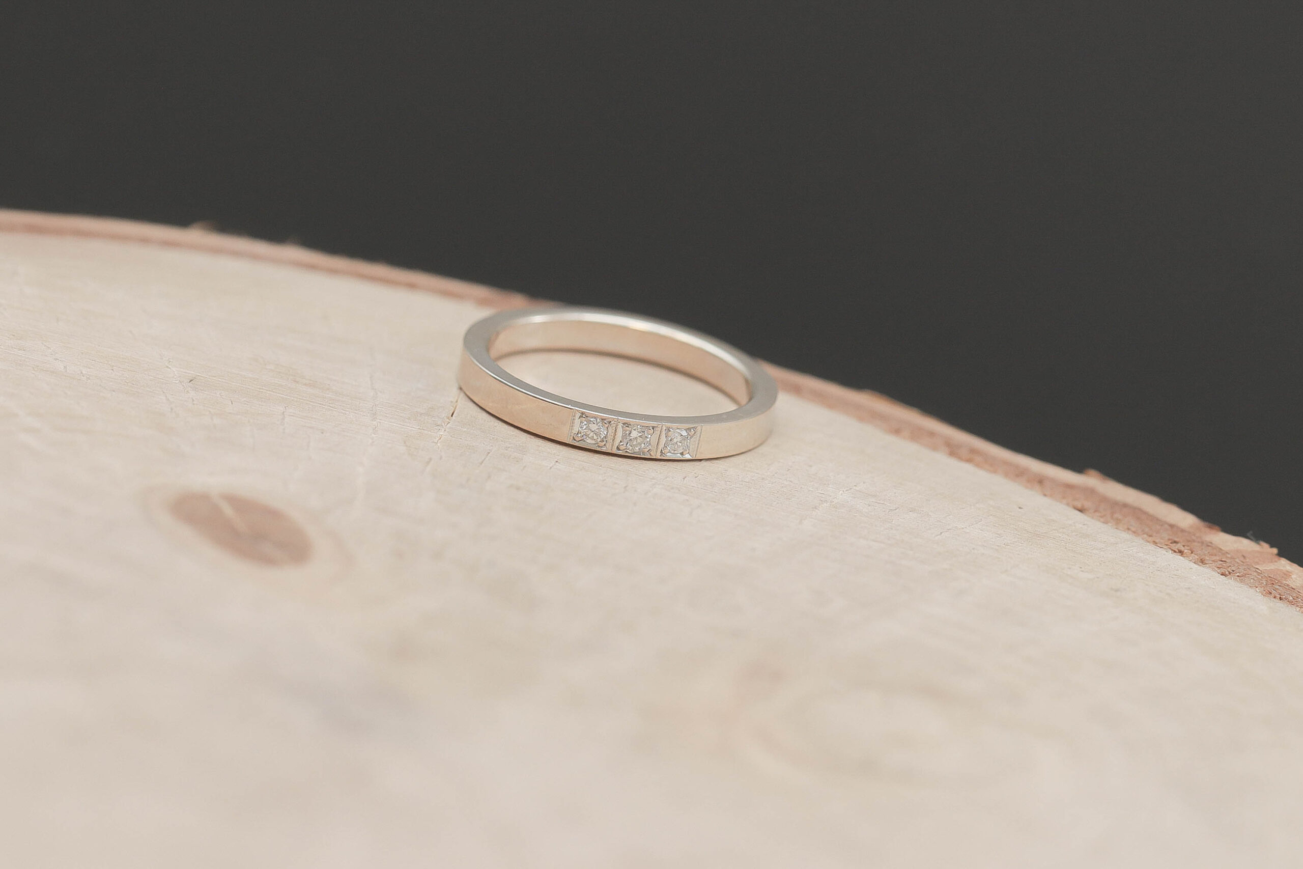 Alliancering med diamanter i 14 karat hvidguld